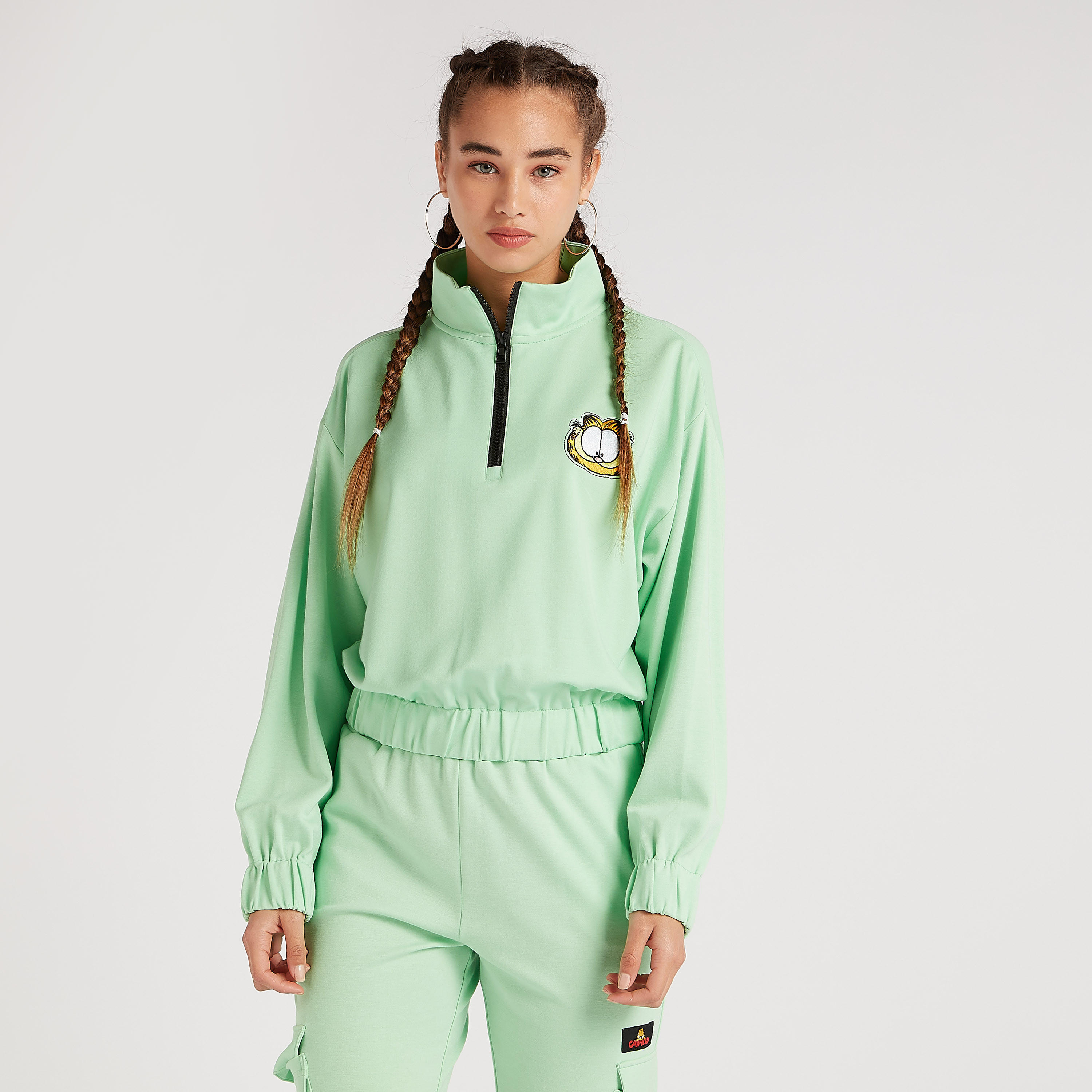 سويت شيرت قصير بزخارف غارفيلد وياقة عالية وأكمام طويلة-women-winterwear-hoodiesandsweatshirts-sweatshirts-image-3