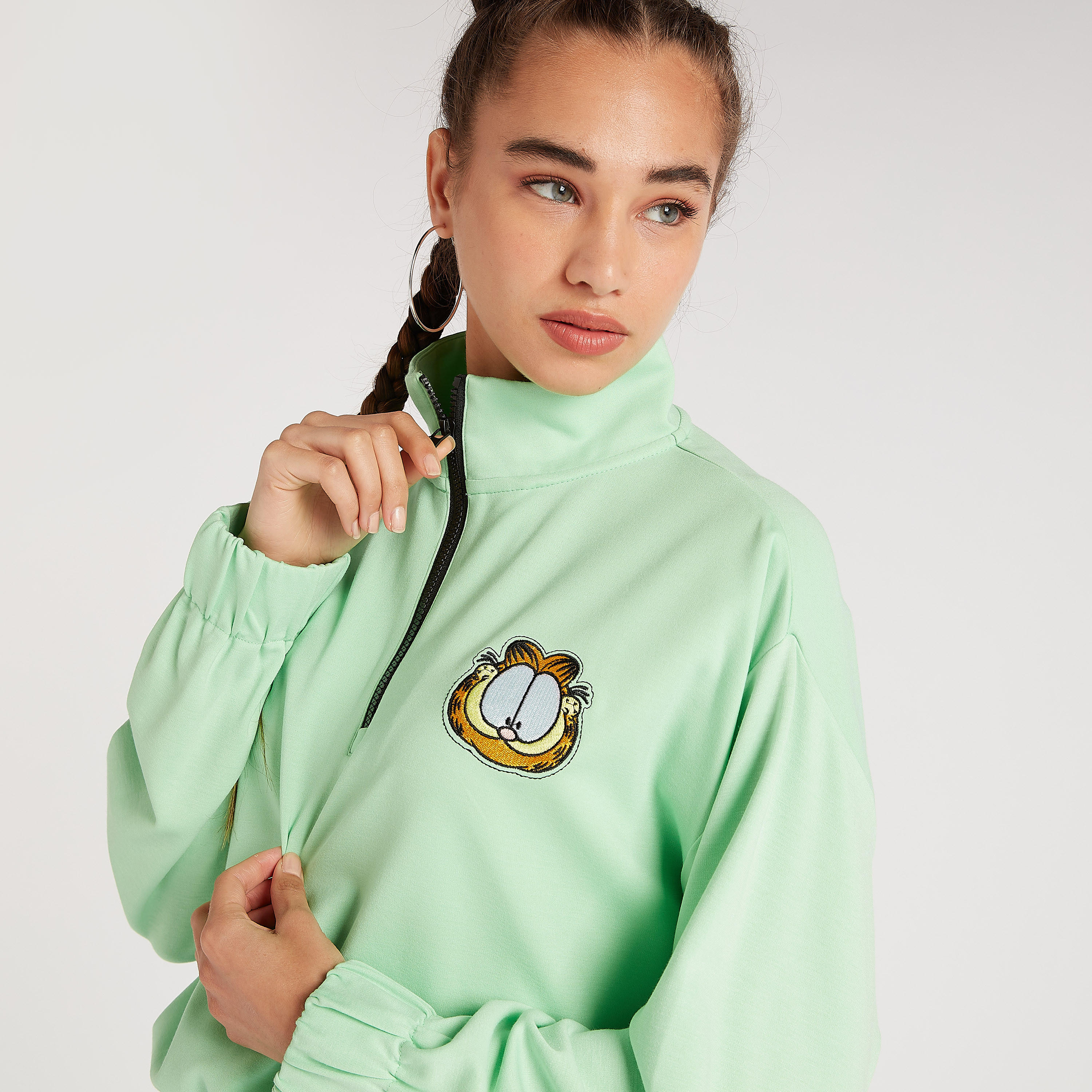 سويت شيرت قصير بزخارف غارفيلد وياقة عالية وأكمام طويلة-women-winterwear-hoodiesandsweatshirts-sweatshirts-image-4