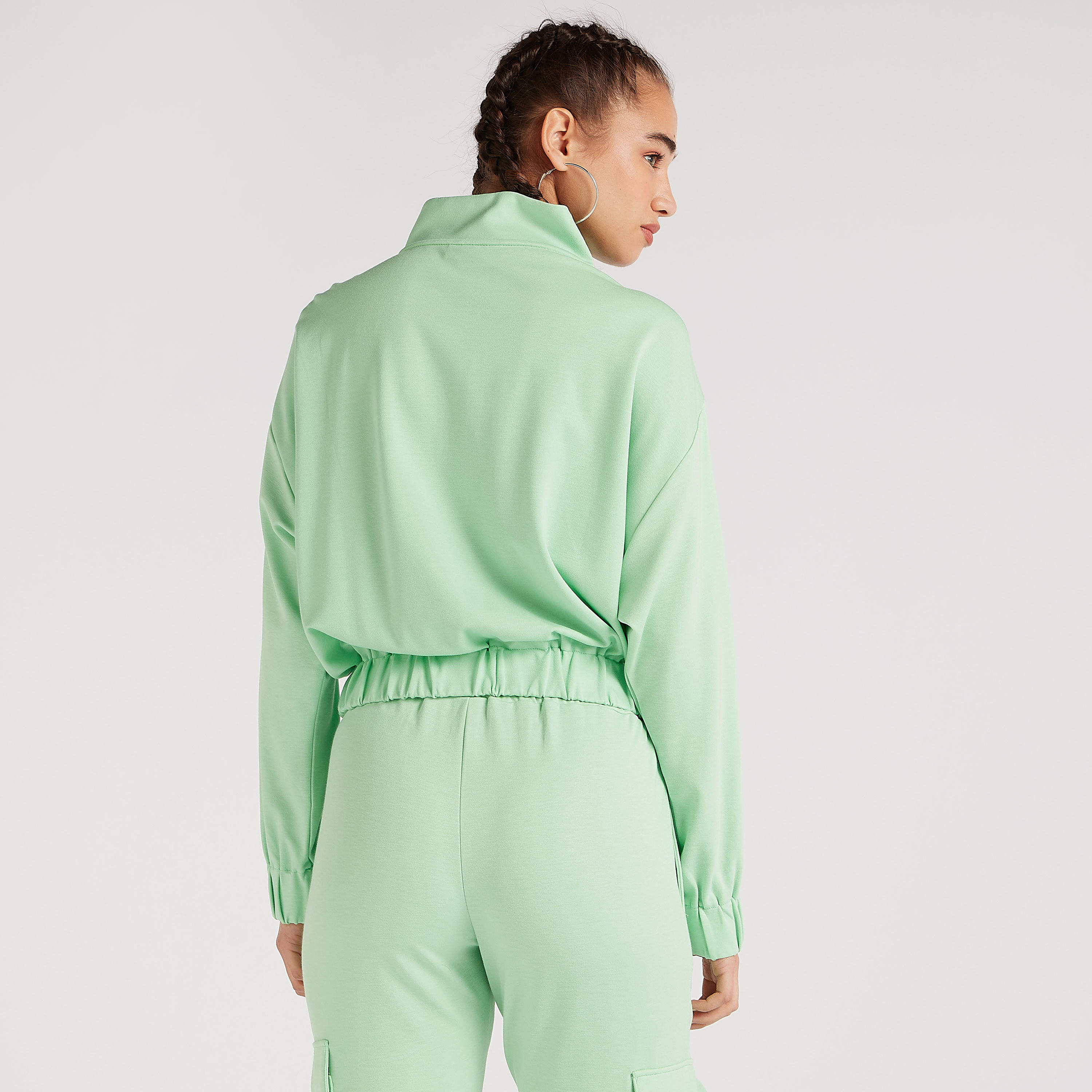 سويت شيرت قصير بزخارف غارفيلد وياقة عالية وأكمام طويلة-women-winterwear-hoodiesandsweatshirts-sweatshirts-image-5