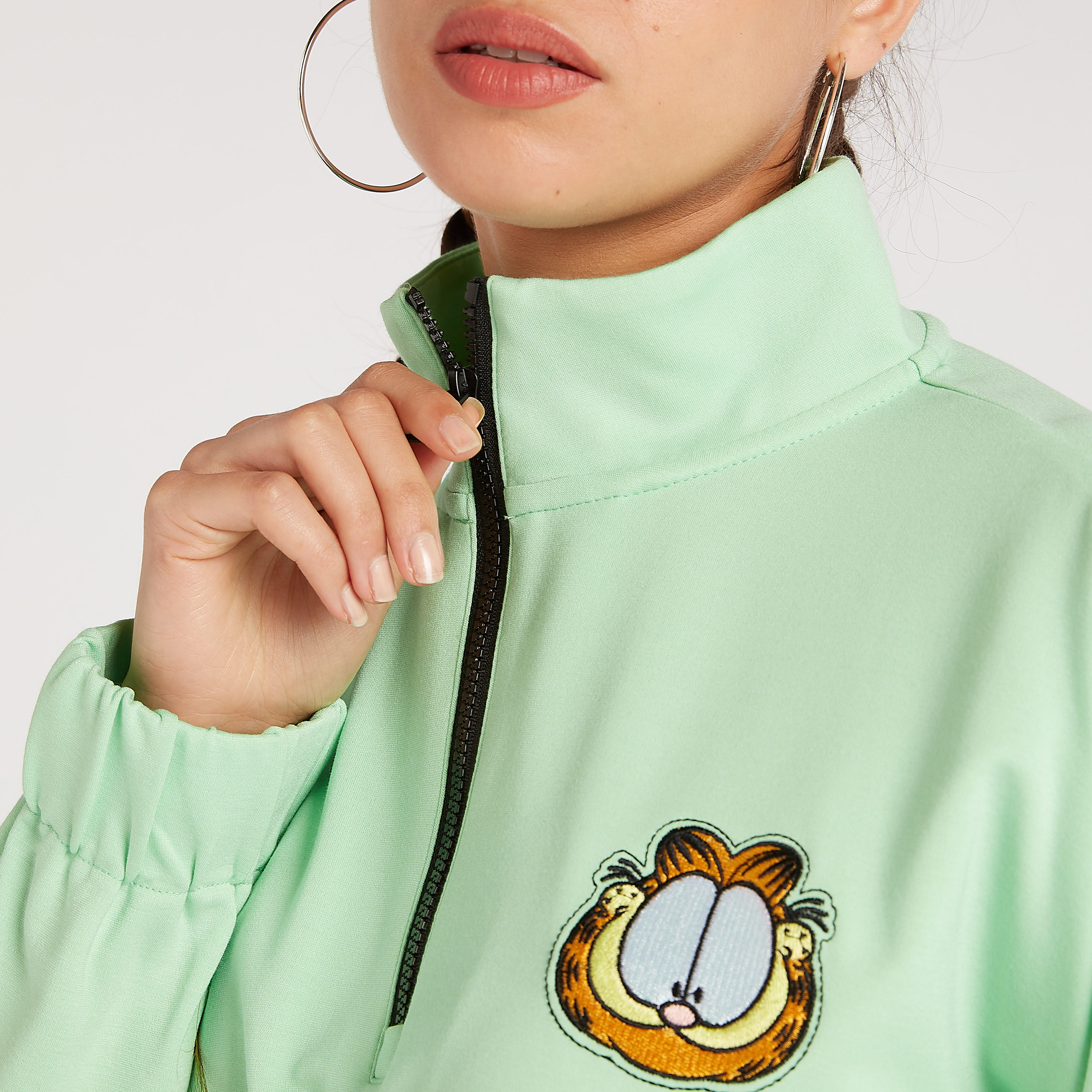 سويت شيرت قصير بزخارف غارفيلد وياقة عالية وأكمام طويلة-women-winterwear-hoodiesandsweatshirts-sweatshirts-image-6