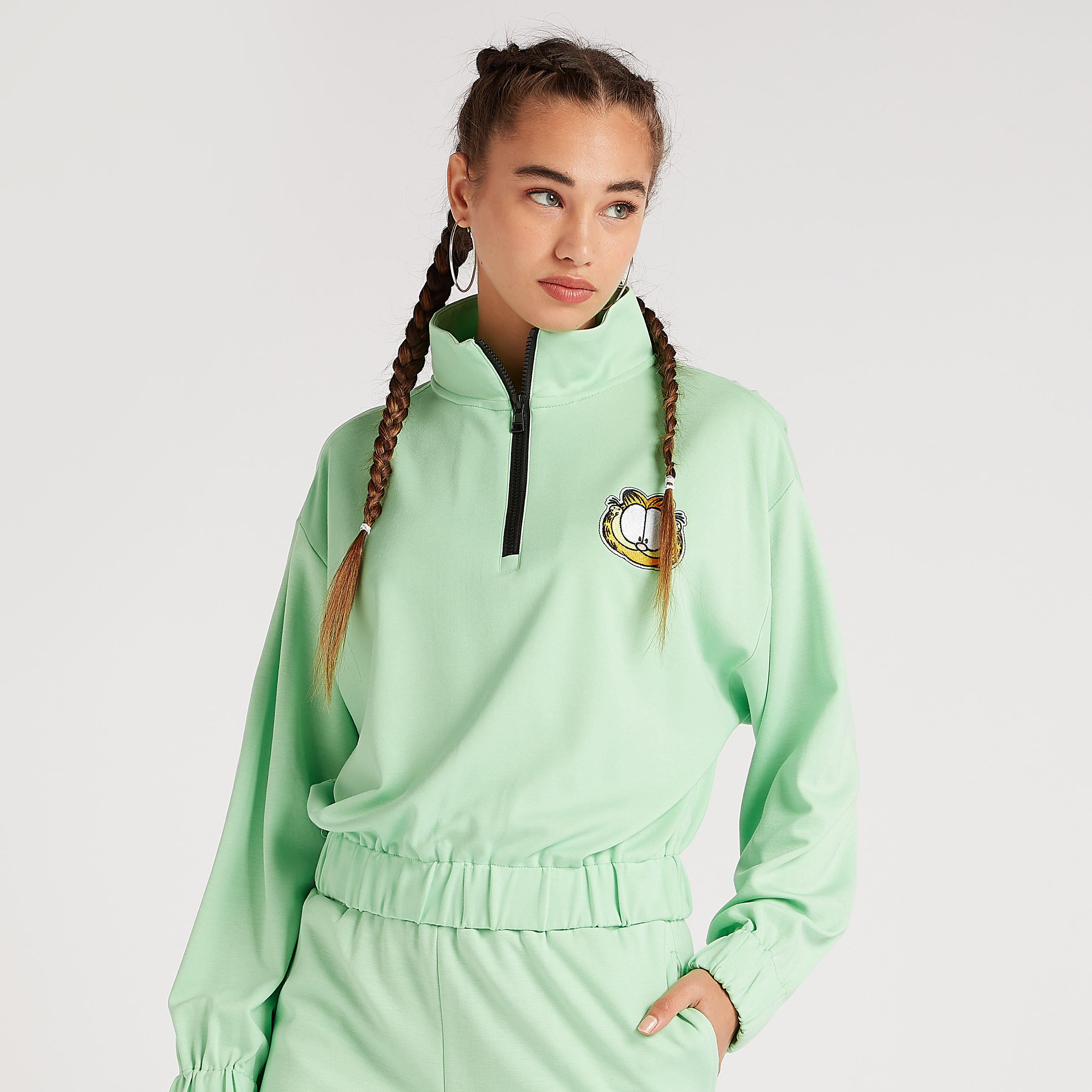 سويت شيرت قصير بزخارف غارفيلد وياقة عالية وأكمام طويلة-women-winterwear-hoodiesandsweatshirts-sweatshirts-image-7