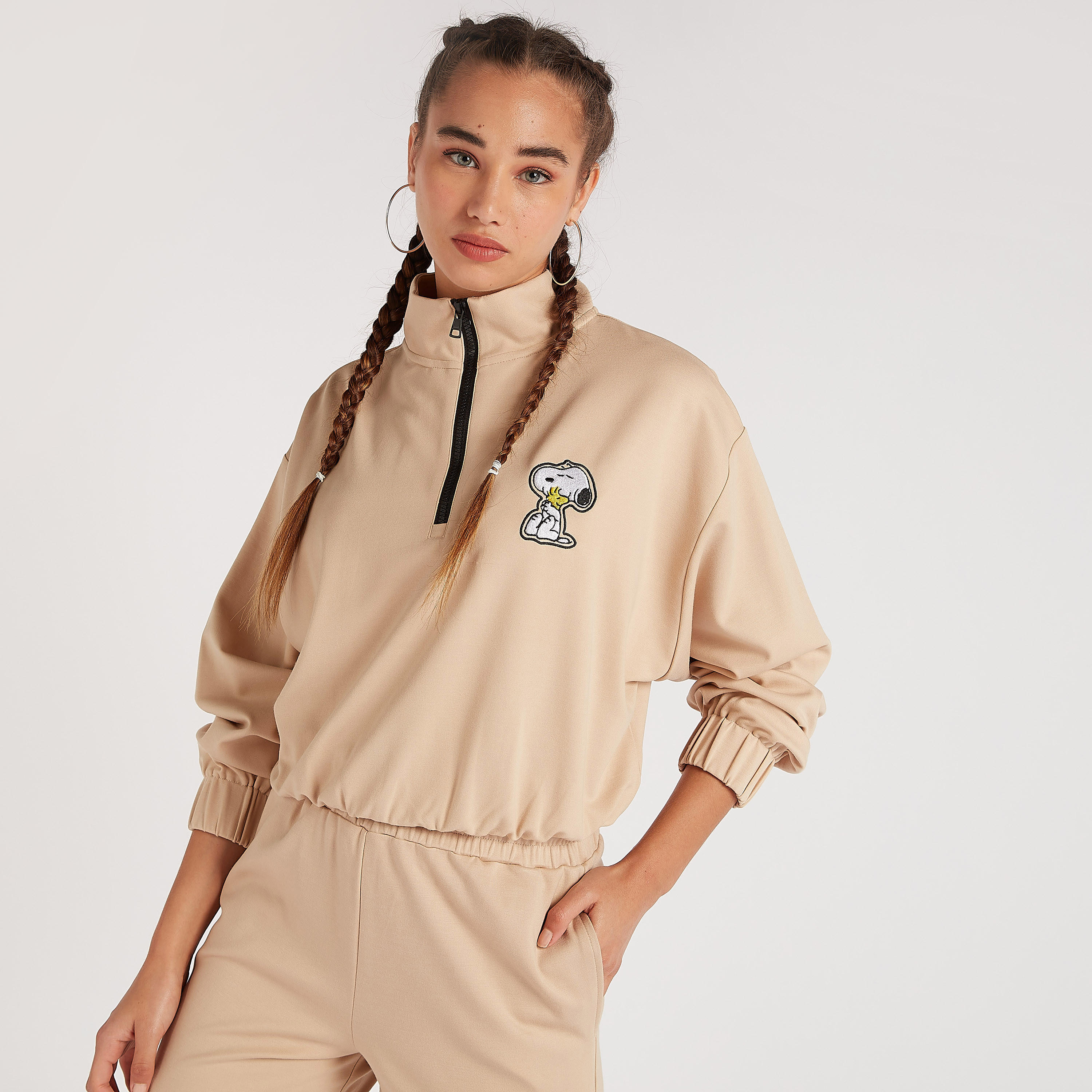 سويت شيرت قصير بزخارف بينوتس وياقة عالية وأكمام طويلة-women-winterwear-hoodiesandsweatshirts-sweatshirts-image-4