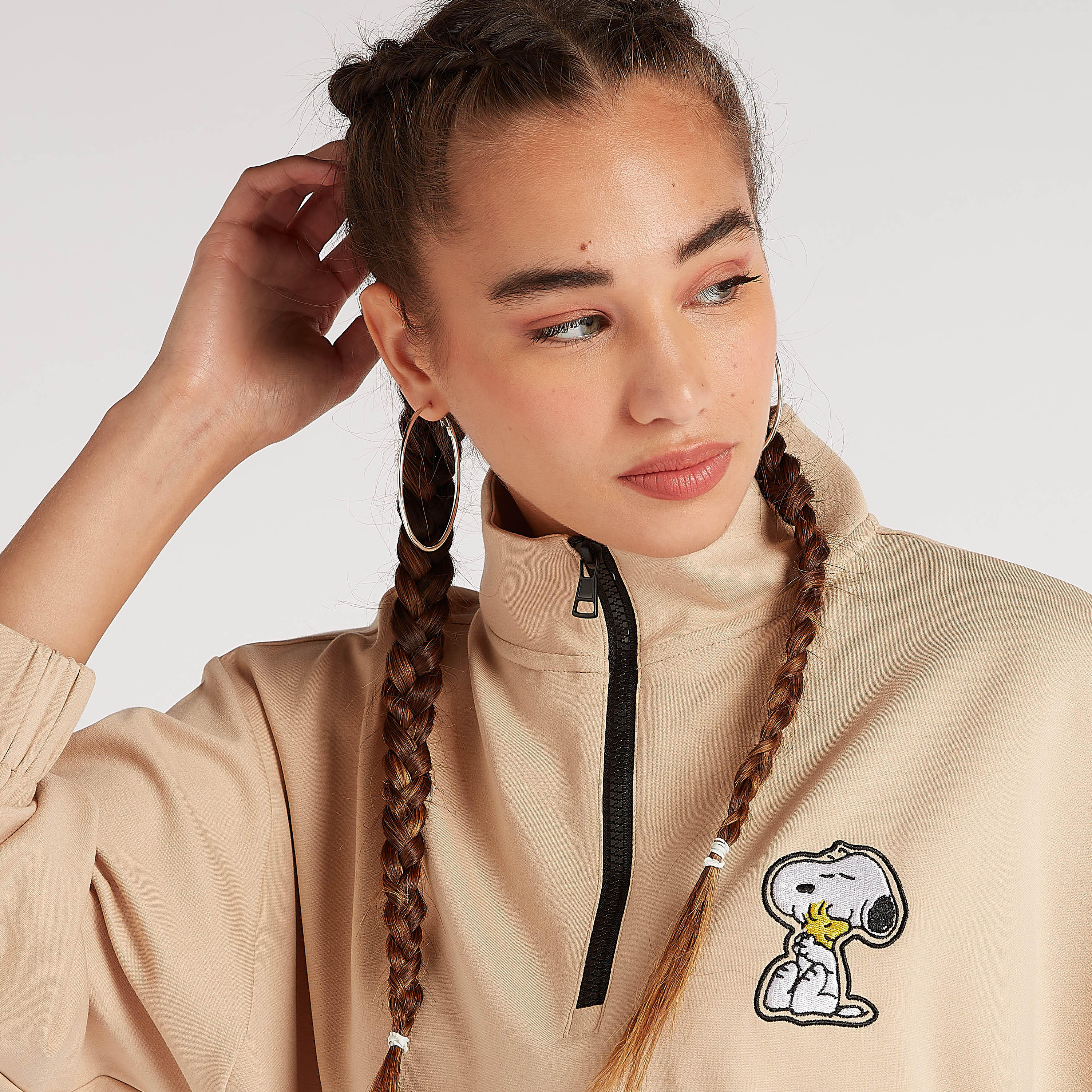 سويت شيرت قصير بزخارف بينوتس وياقة عالية وأكمام طويلة-women-winterwear-hoodiesandsweatshirts-sweatshirts-image-1