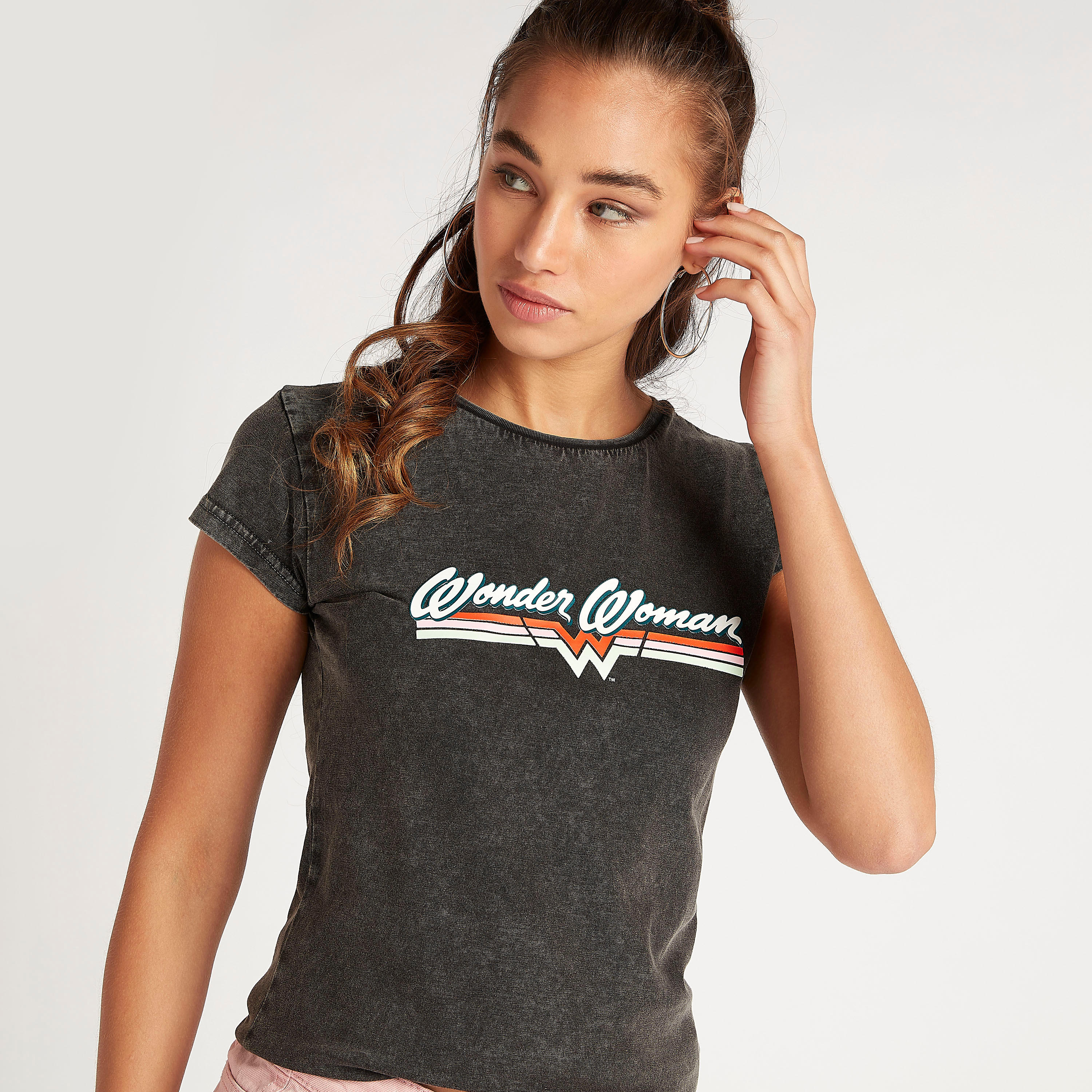 تيشيرت بياقة ضيقة وأكمام كاب وطبعات واندر وامن-women-clothing-tshirts-image-1