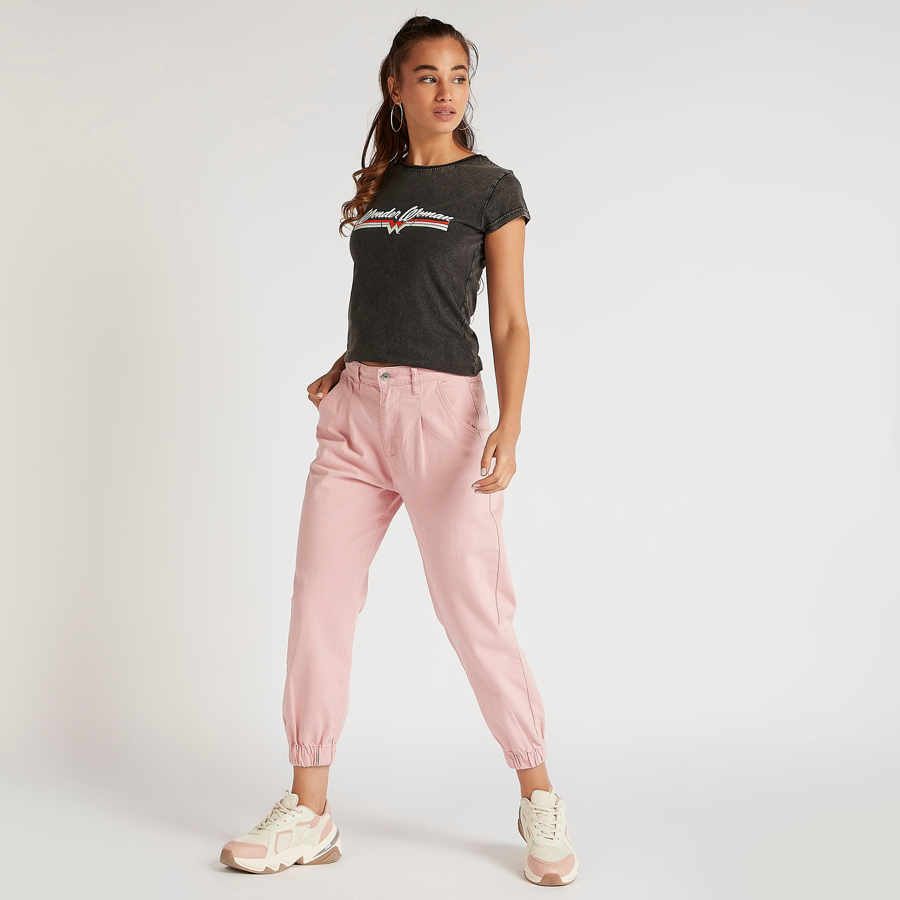تيشيرت بياقة ضيقة وأكمام كاب وطبعات واندر وامن-women-clothing-tshirts-image-2