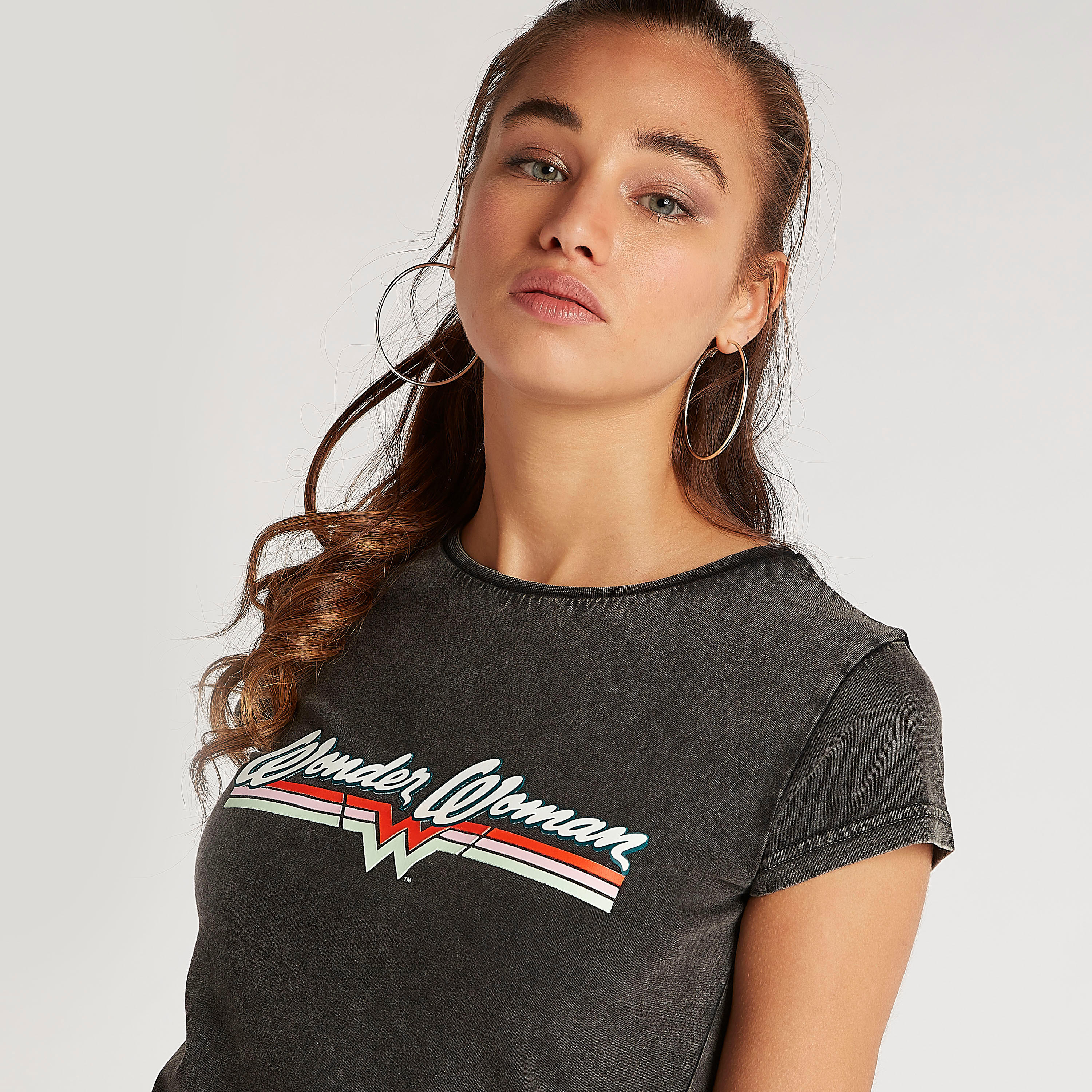 تيشيرت بياقة ضيقة وأكمام كاب وطبعات واندر وامن-women-clothing-tshirts-image-3