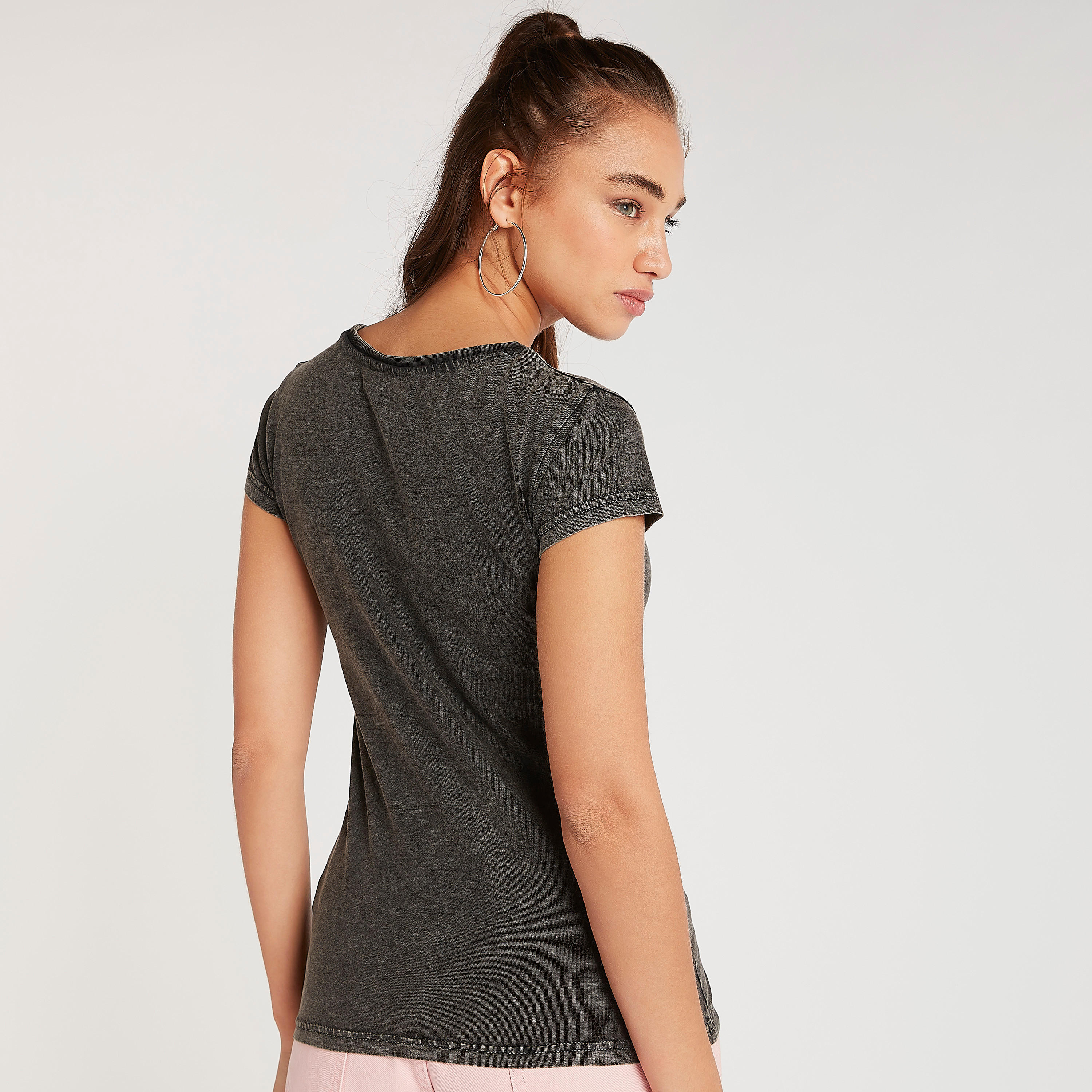 تيشيرت بياقة ضيقة وأكمام كاب وطبعات واندر وامن-women-clothing-tshirts-image-4