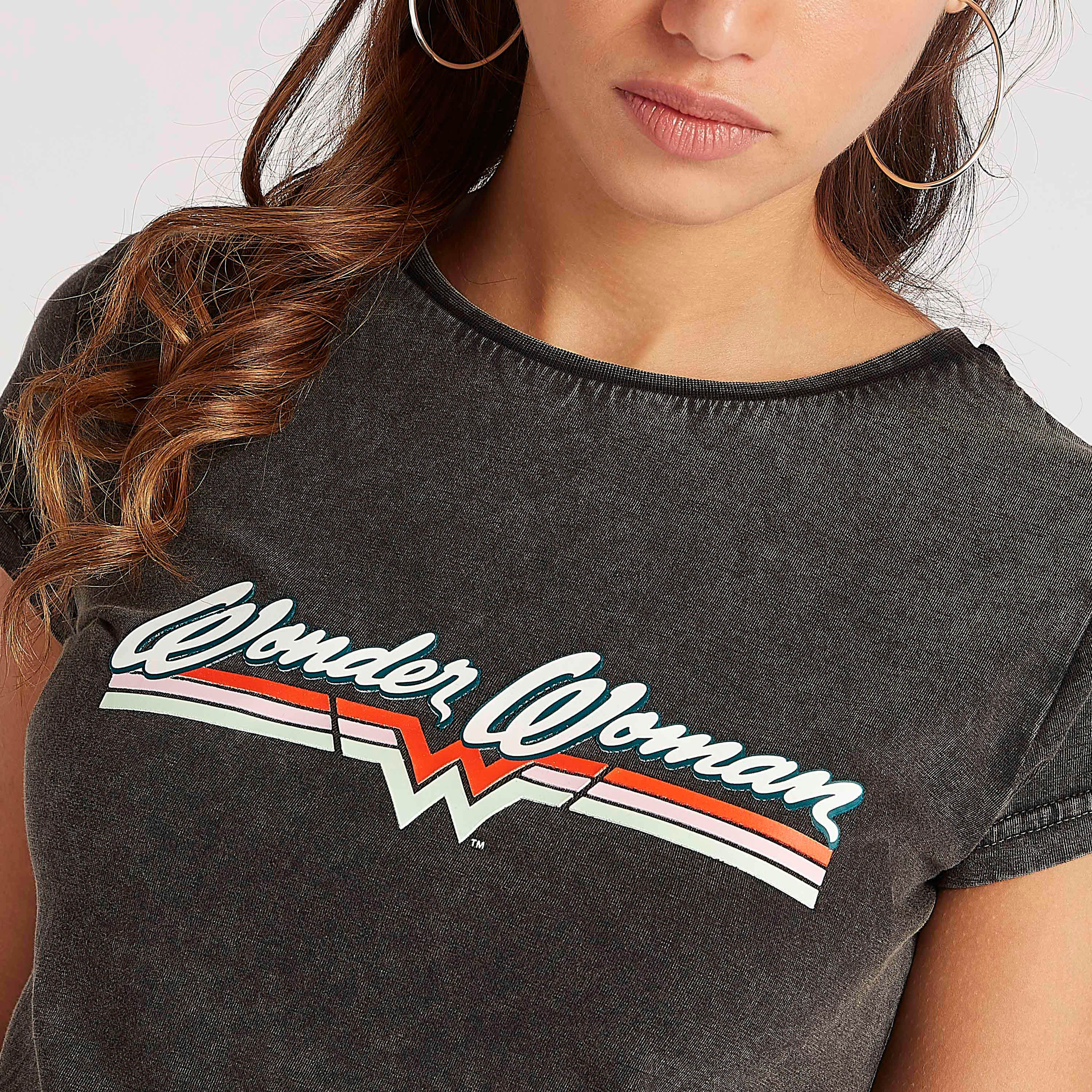 تيشيرت بياقة ضيقة وأكمام كاب وطبعات واندر وامن-women-clothing-tshirts-image-5