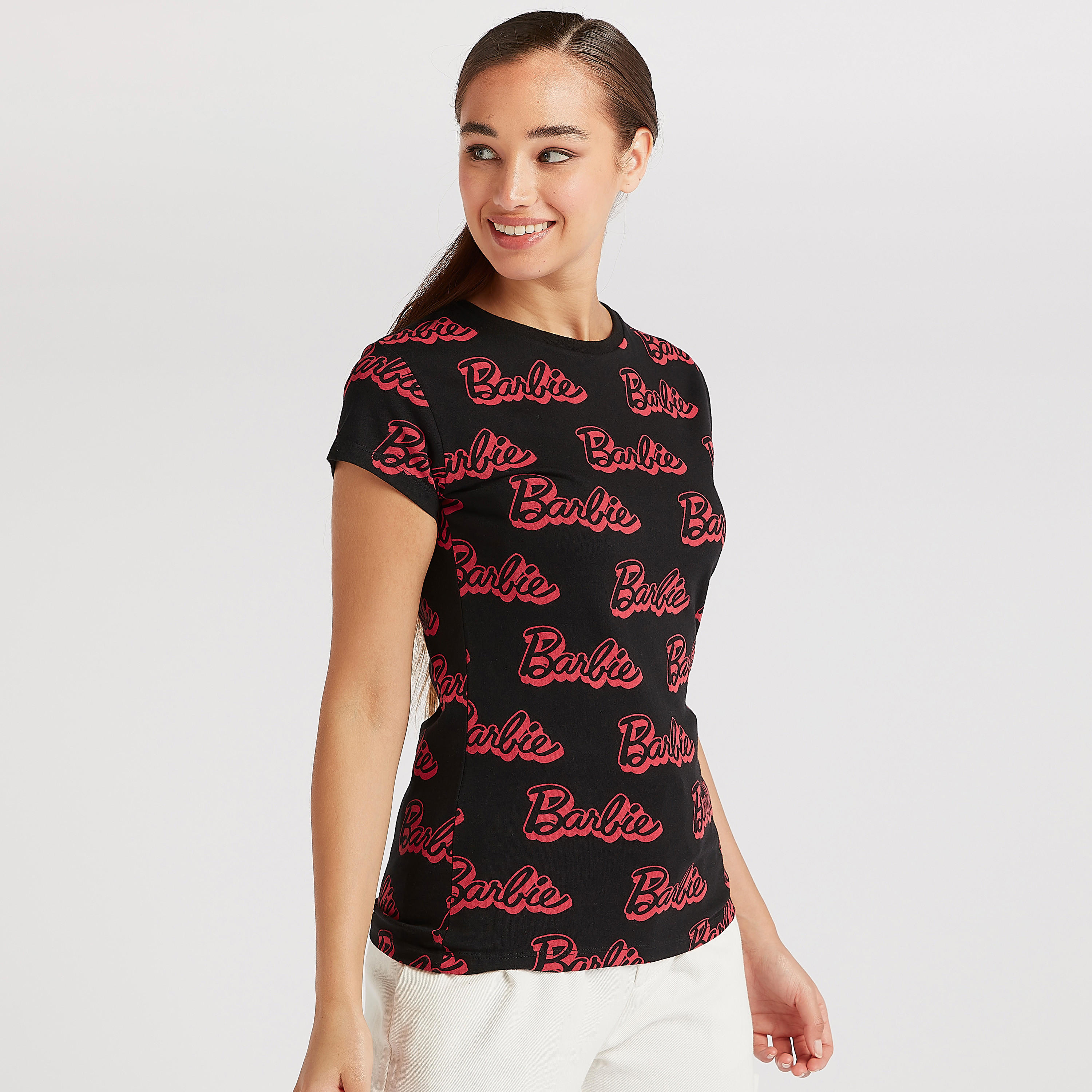 تيشيرت بياقة ضيّقة وأكمام كَاب وطبعات باربي-women-clothing-tshirts-image-1