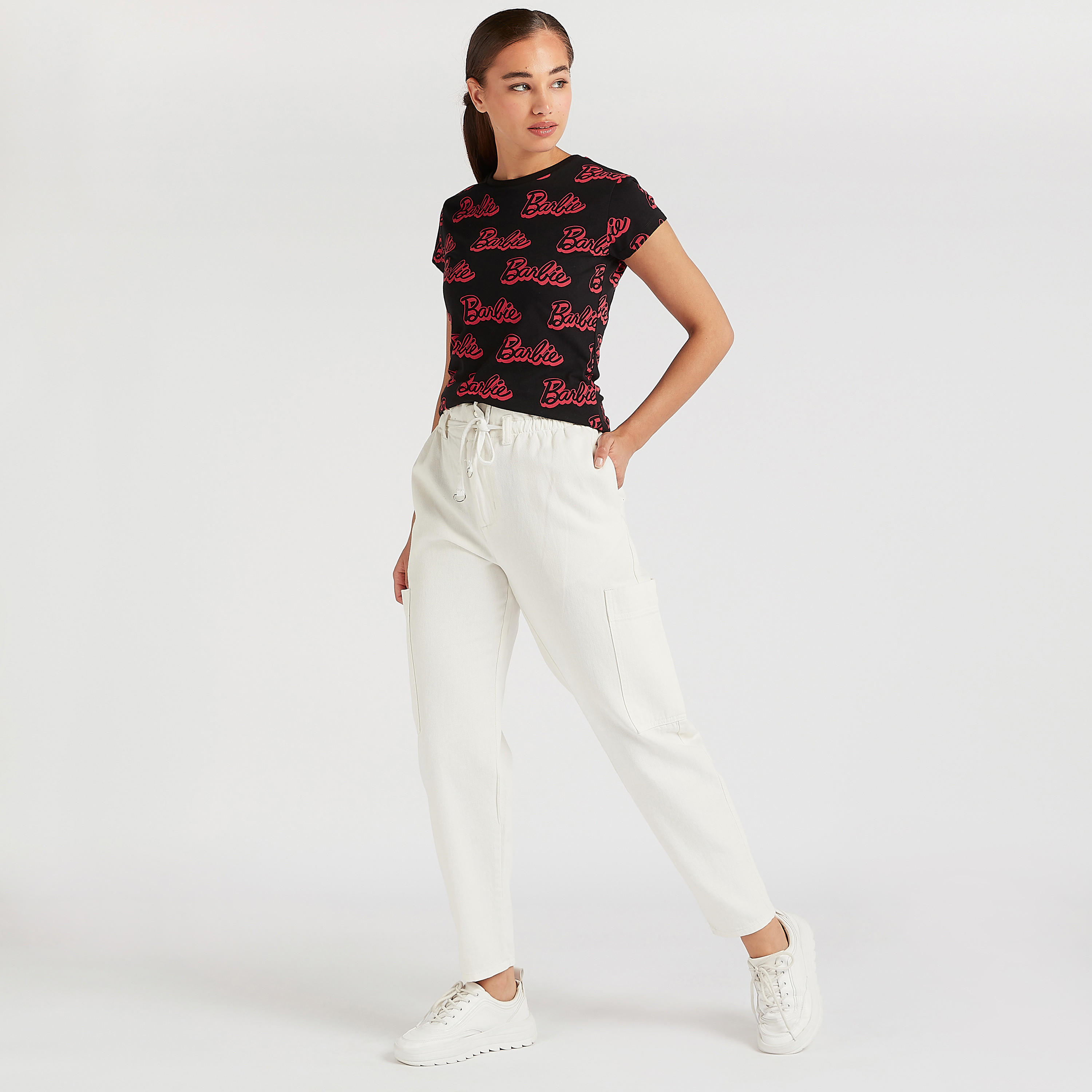 تيشيرت بياقة ضيّقة وأكمام كَاب وطبعات باربي-women-clothing-tshirts-image-2
