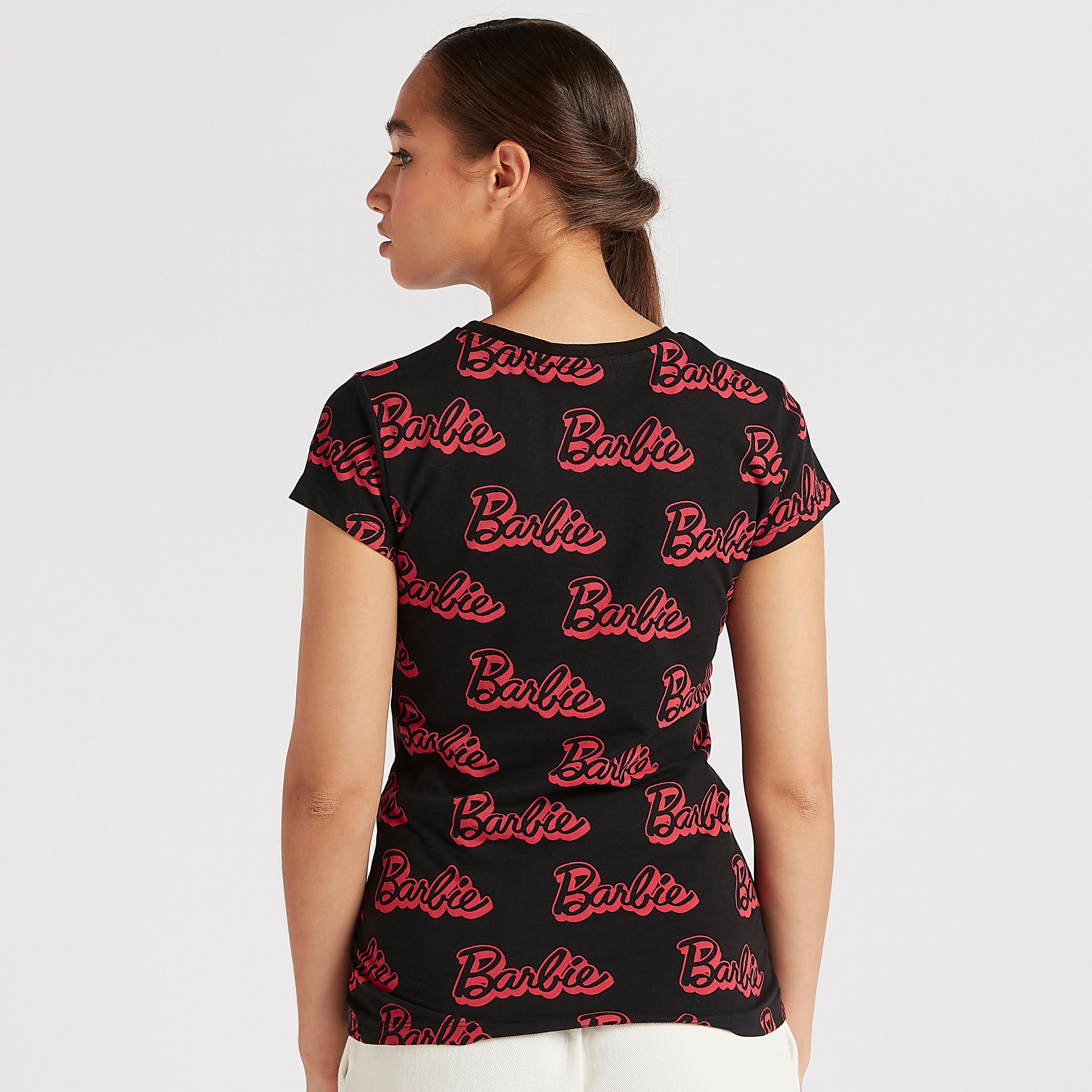 تيشيرت بياقة ضيّقة وأكمام كَاب وطبعات باربي-women-clothing-tshirts-image-4
