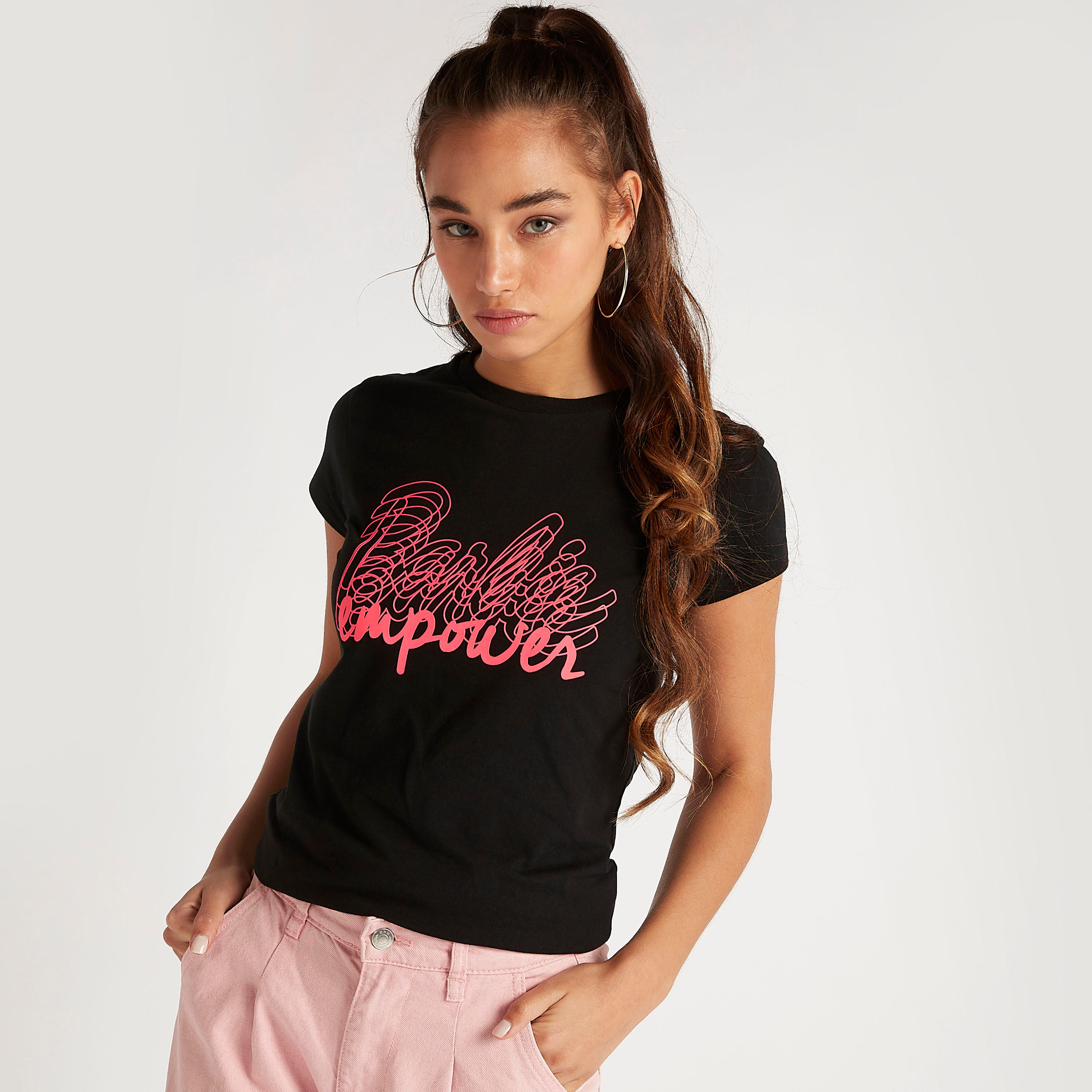 تيشيرت بياقة ضيّقة وأكمام كَاب وطبعات باربي-women-clothing-tshirts-image-1
