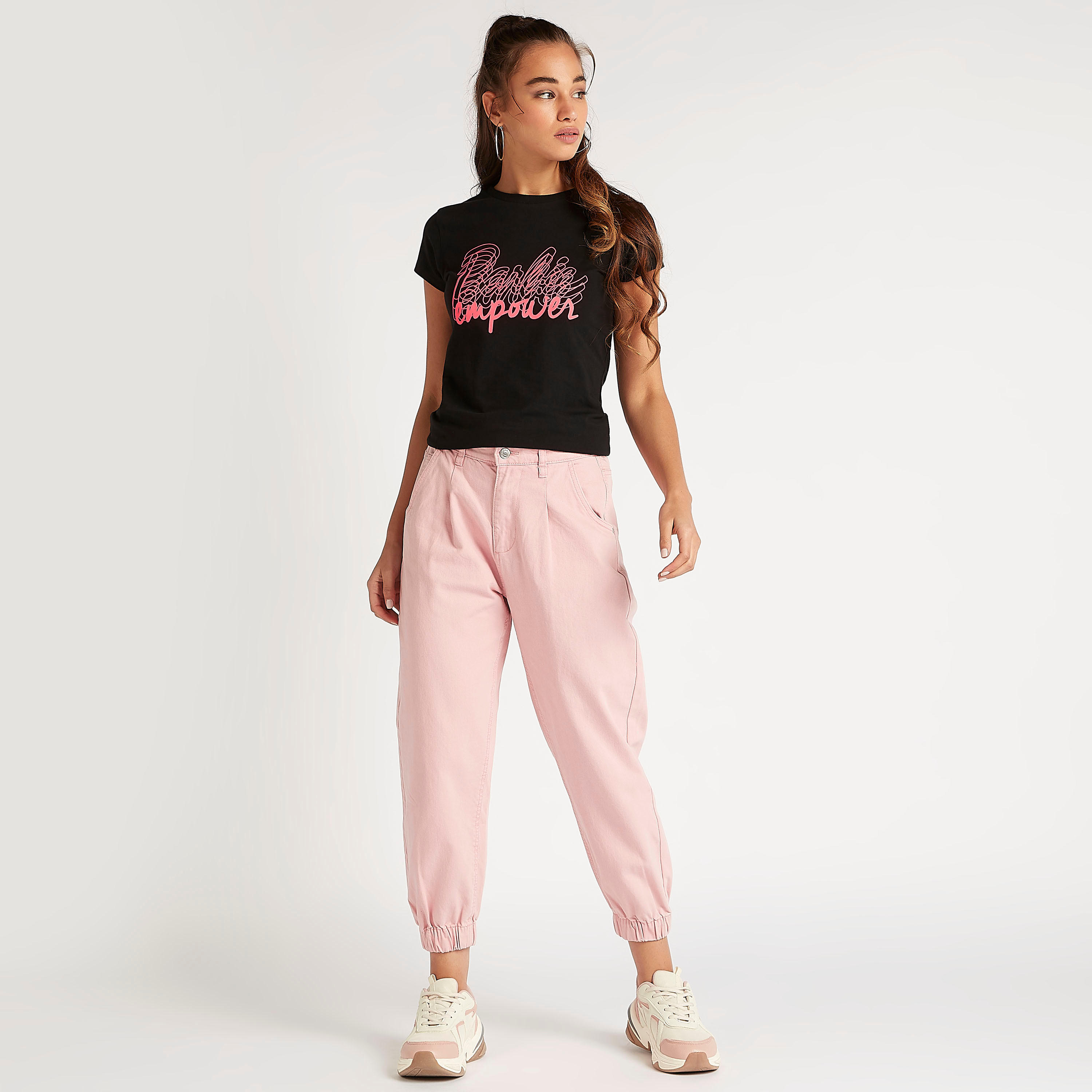 تيشيرت بياقة ضيّقة وأكمام كَاب وطبعات باربي-women-clothing-tshirts-image-2
