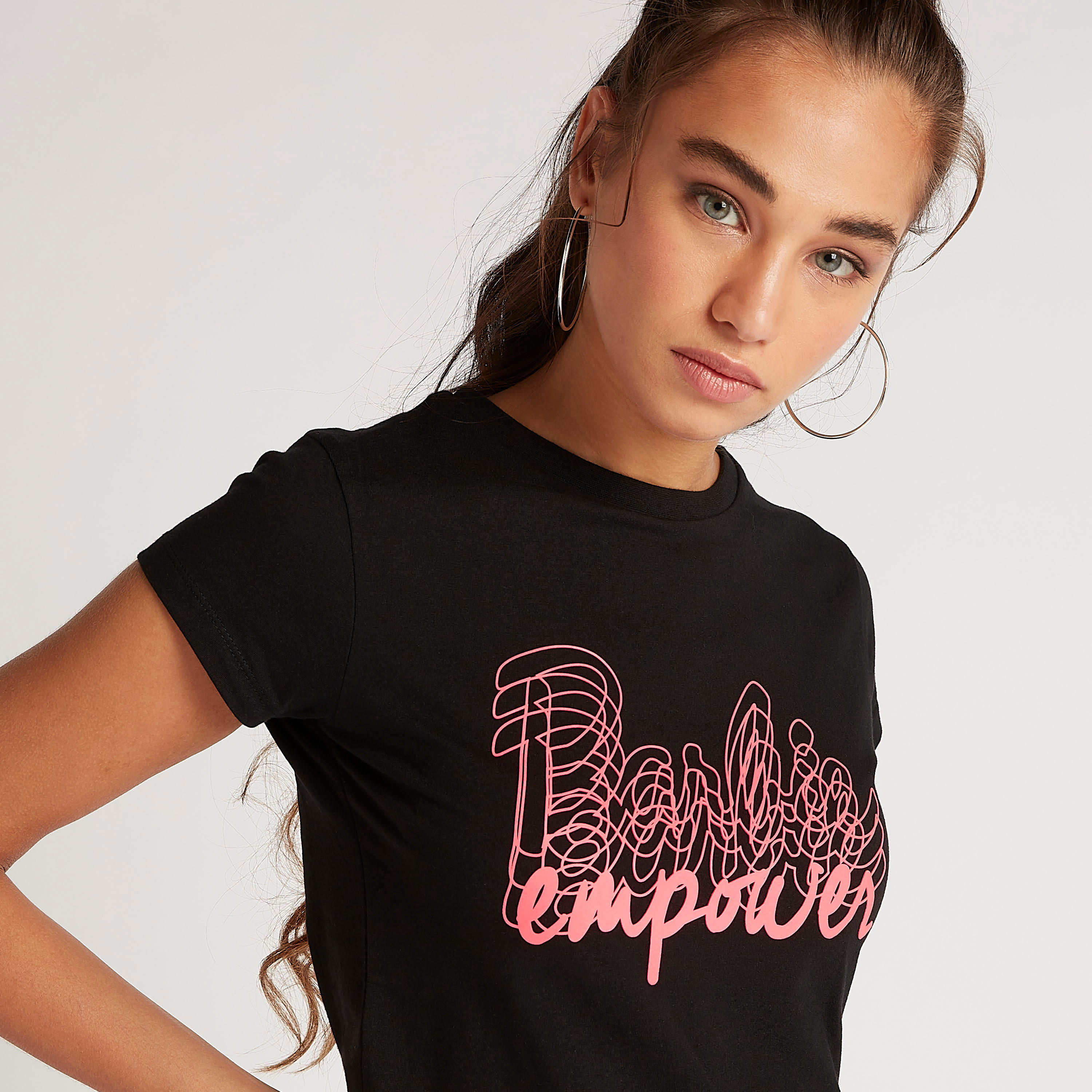 تيشيرت بياقة ضيّقة وأكمام كَاب وطبعات باربي-women-clothing-tshirts-image-3