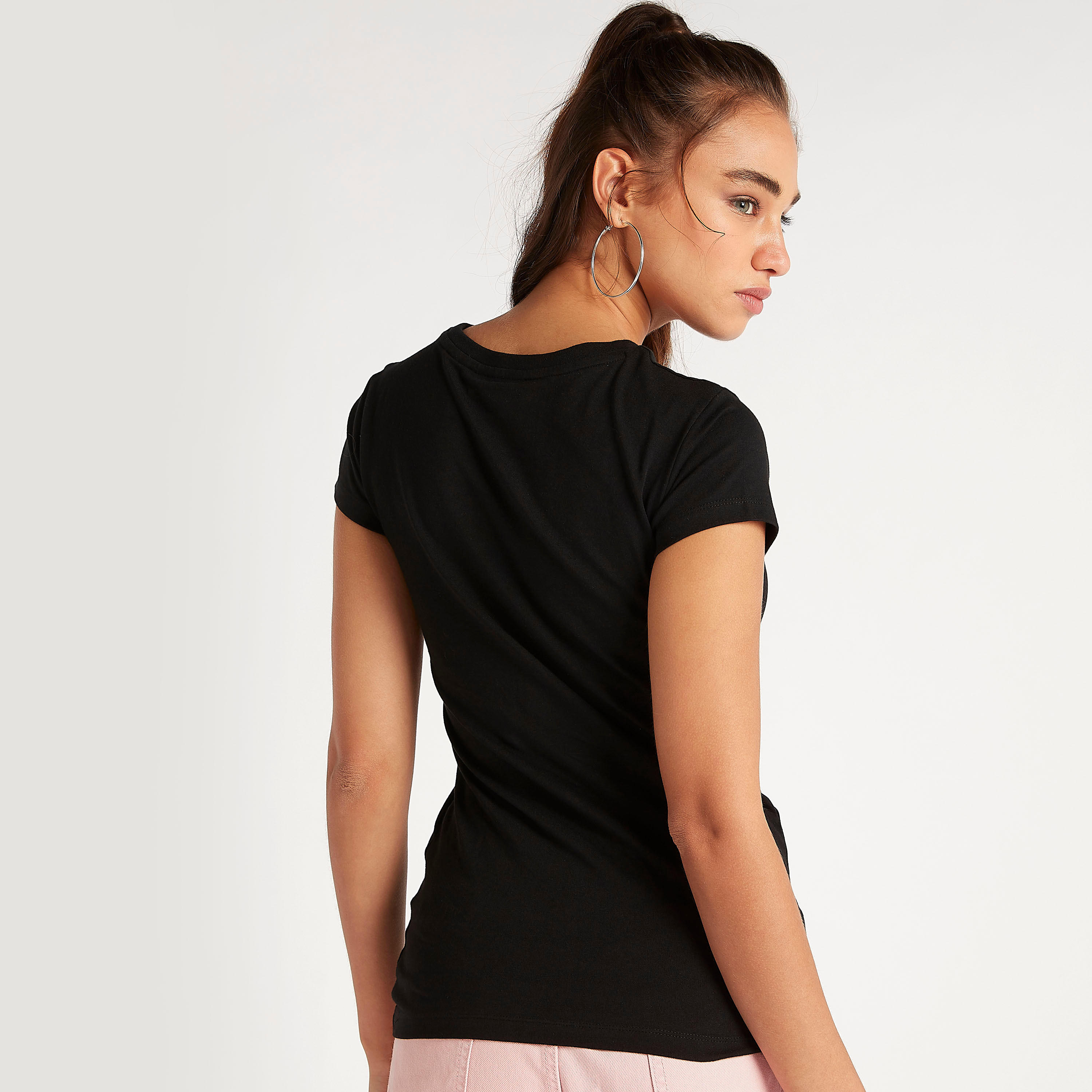 تيشيرت بياقة ضيّقة وأكمام كَاب وطبعات باربي-women-clothing-tshirts-image-4