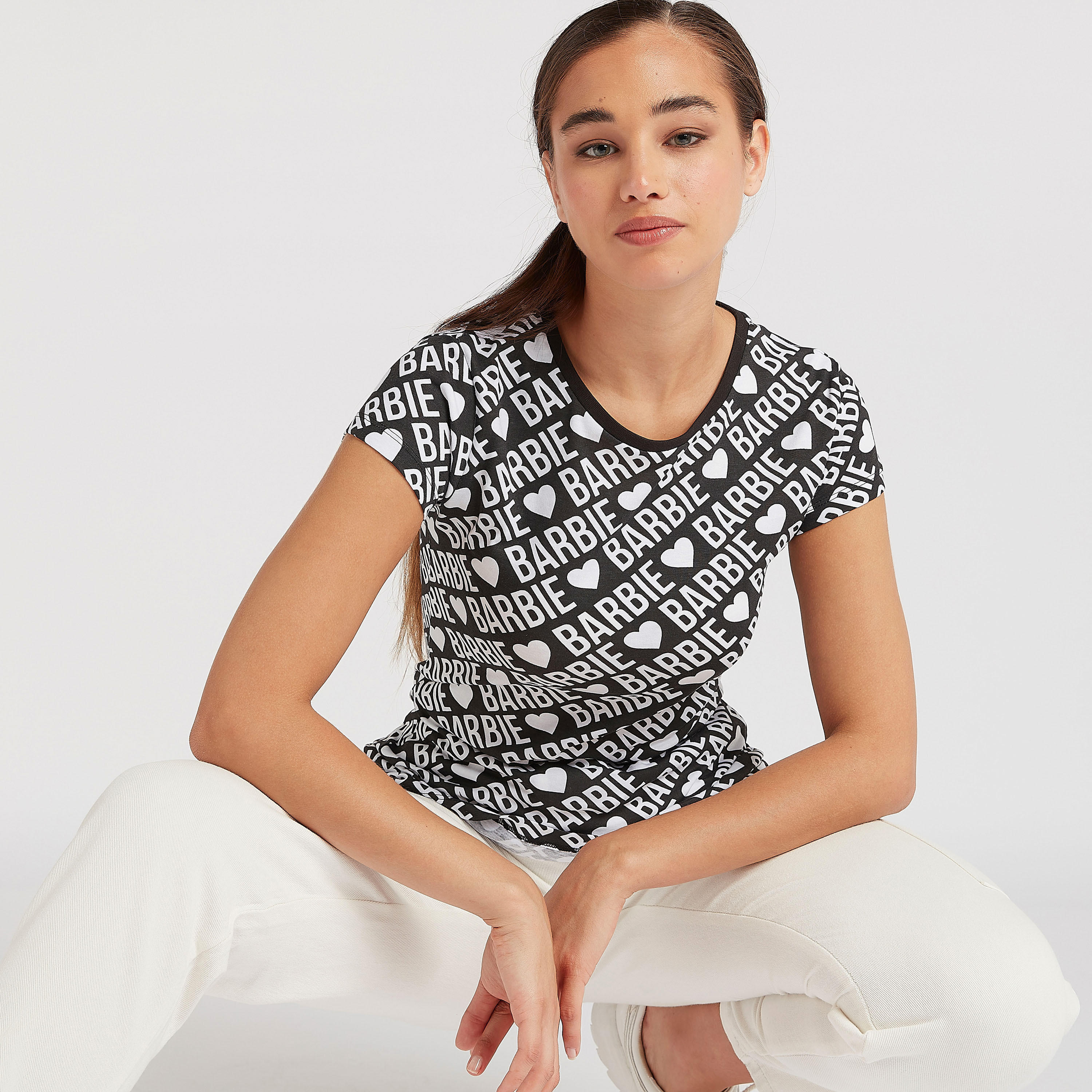 تيشيرت بياقة ضيّقة وأكمام كاب وطبعات باربي-women-clothing-tshirts-image-1