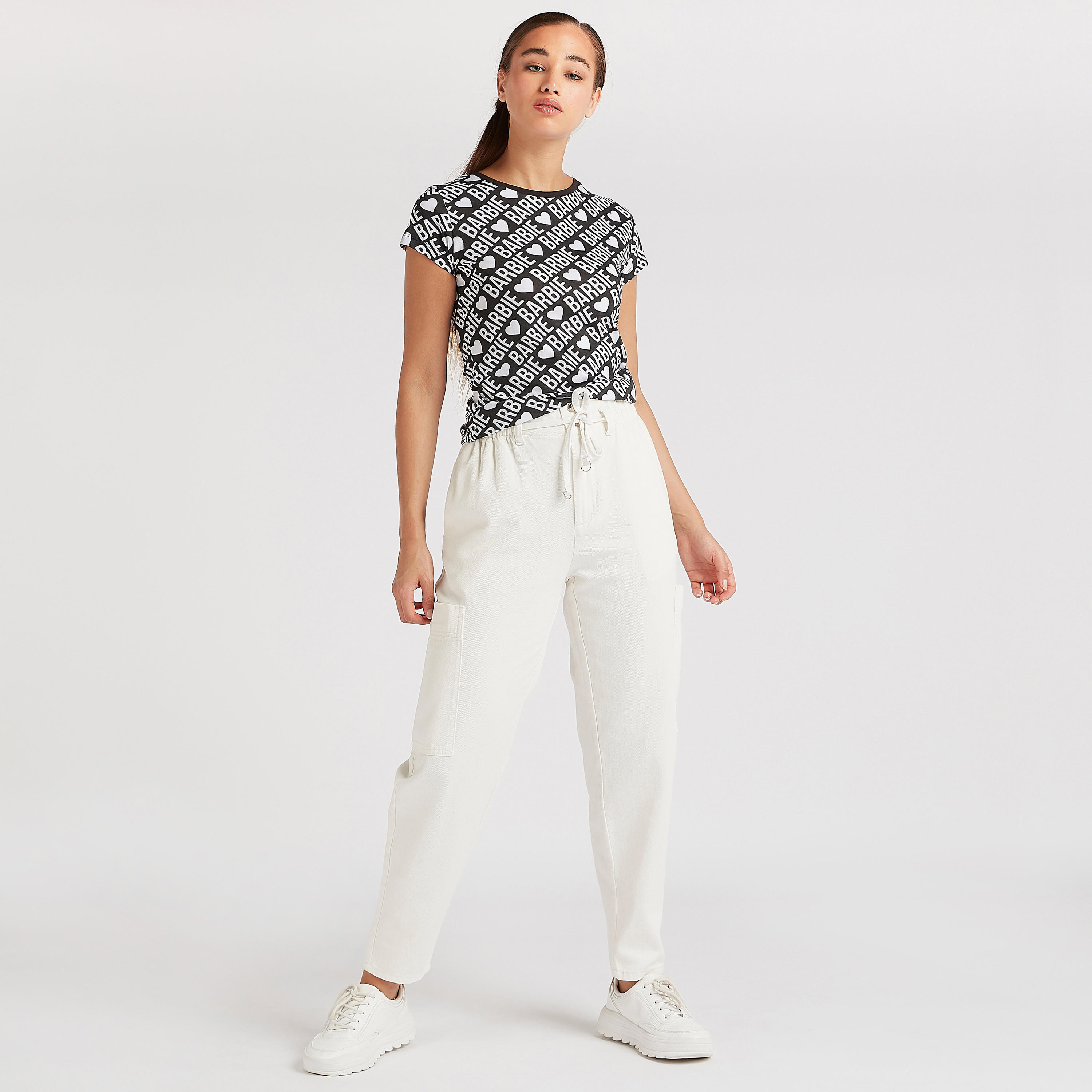 تيشيرت بياقة ضيّقة وأكمام كاب وطبعات باربي-women-clothing-tshirts-image-2