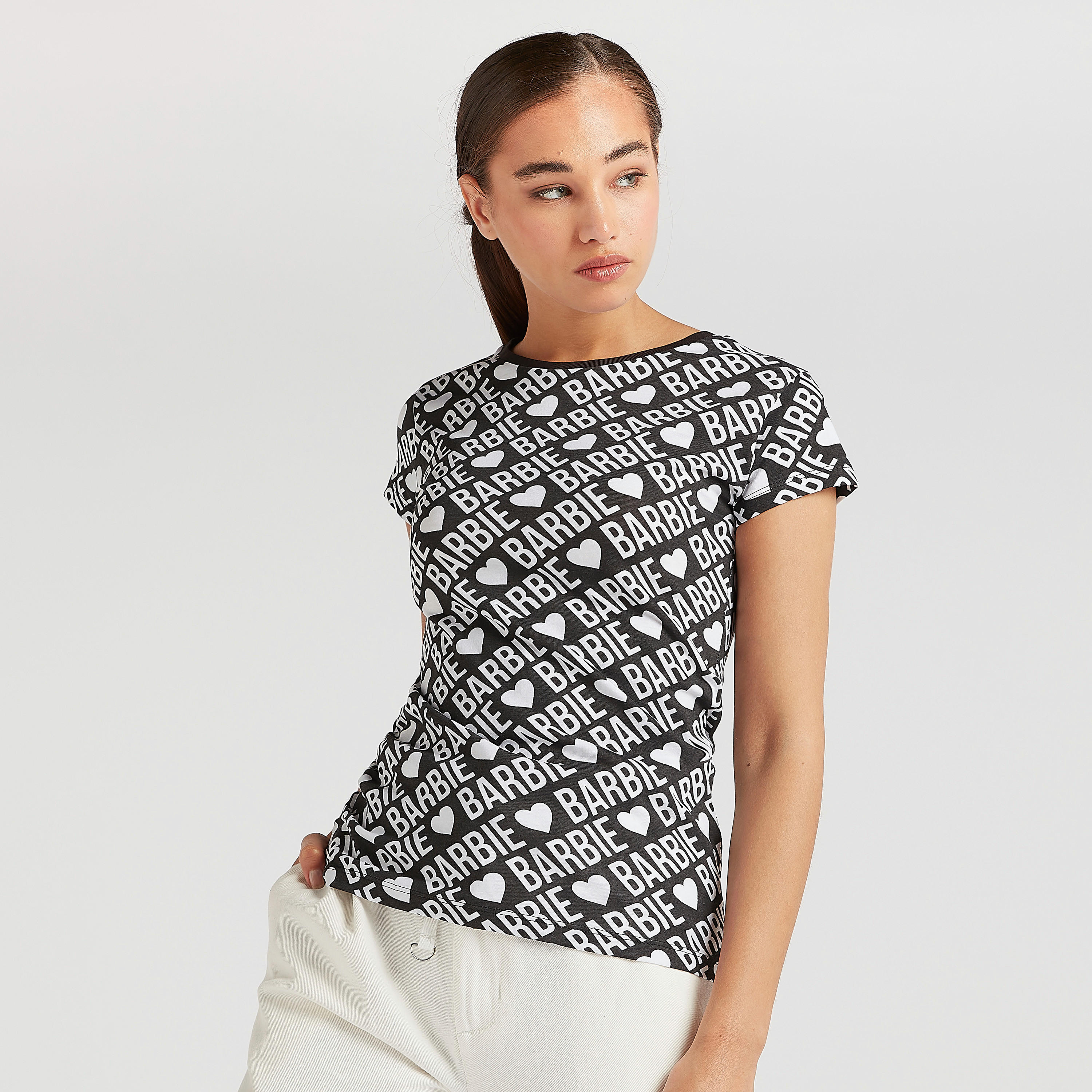 تيشيرت بياقة ضيّقة وأكمام كاب وطبعات باربي-women-clothing-tshirts-image-3