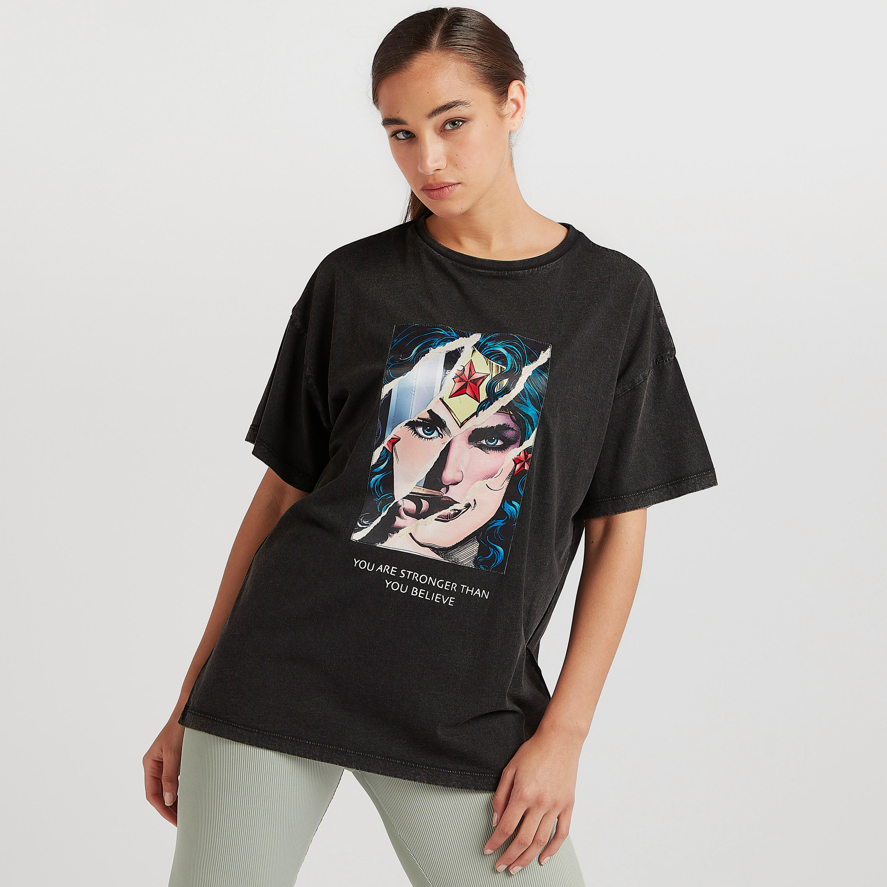 تيشيرت بياقة ضيقة وأكمام قصيرة وطبعات واندر وامن-women-clothing-tshirts-image-1