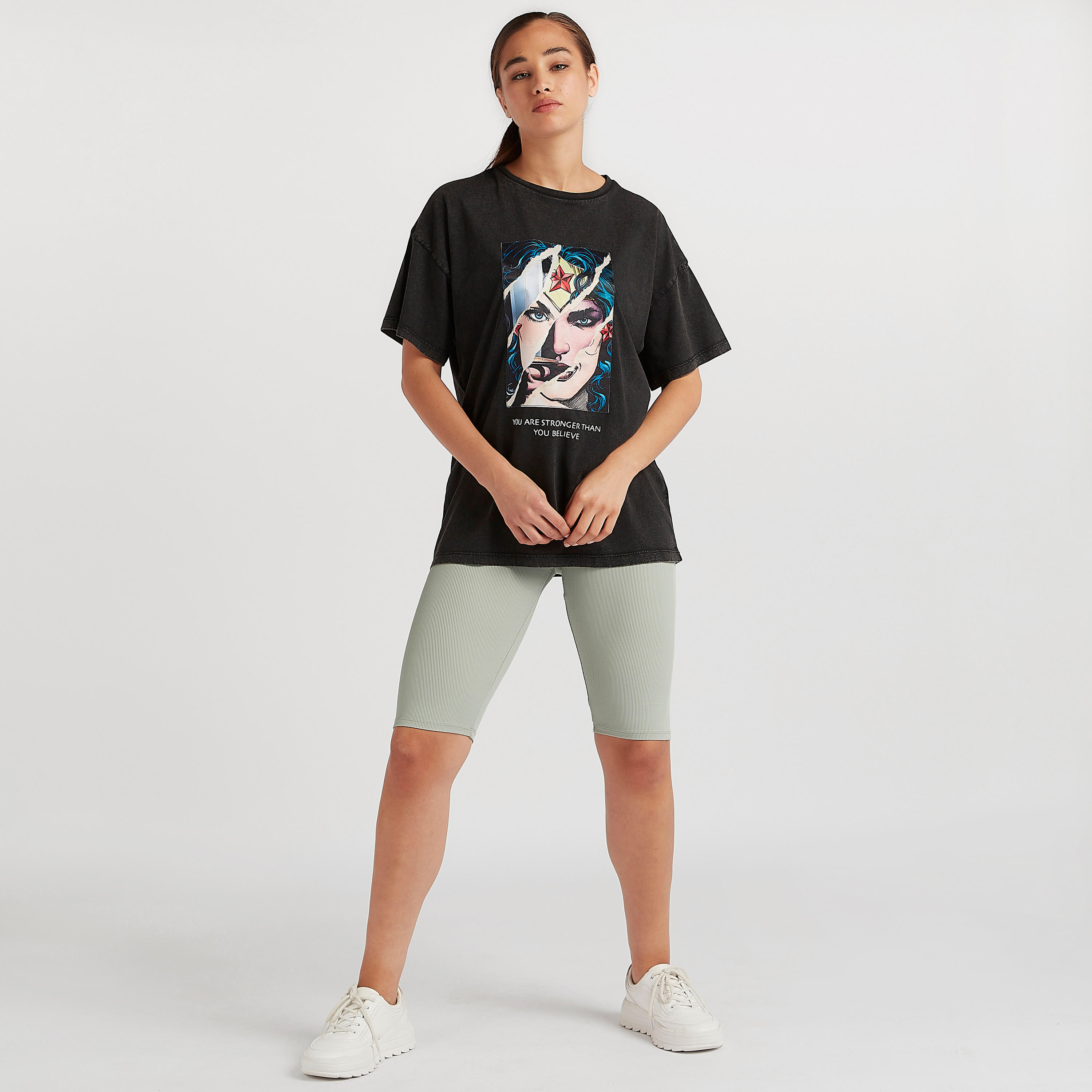 تيشيرت بياقة ضيقة وأكمام قصيرة وطبعات واندر وامن-women-clothing-tshirts-image-2
