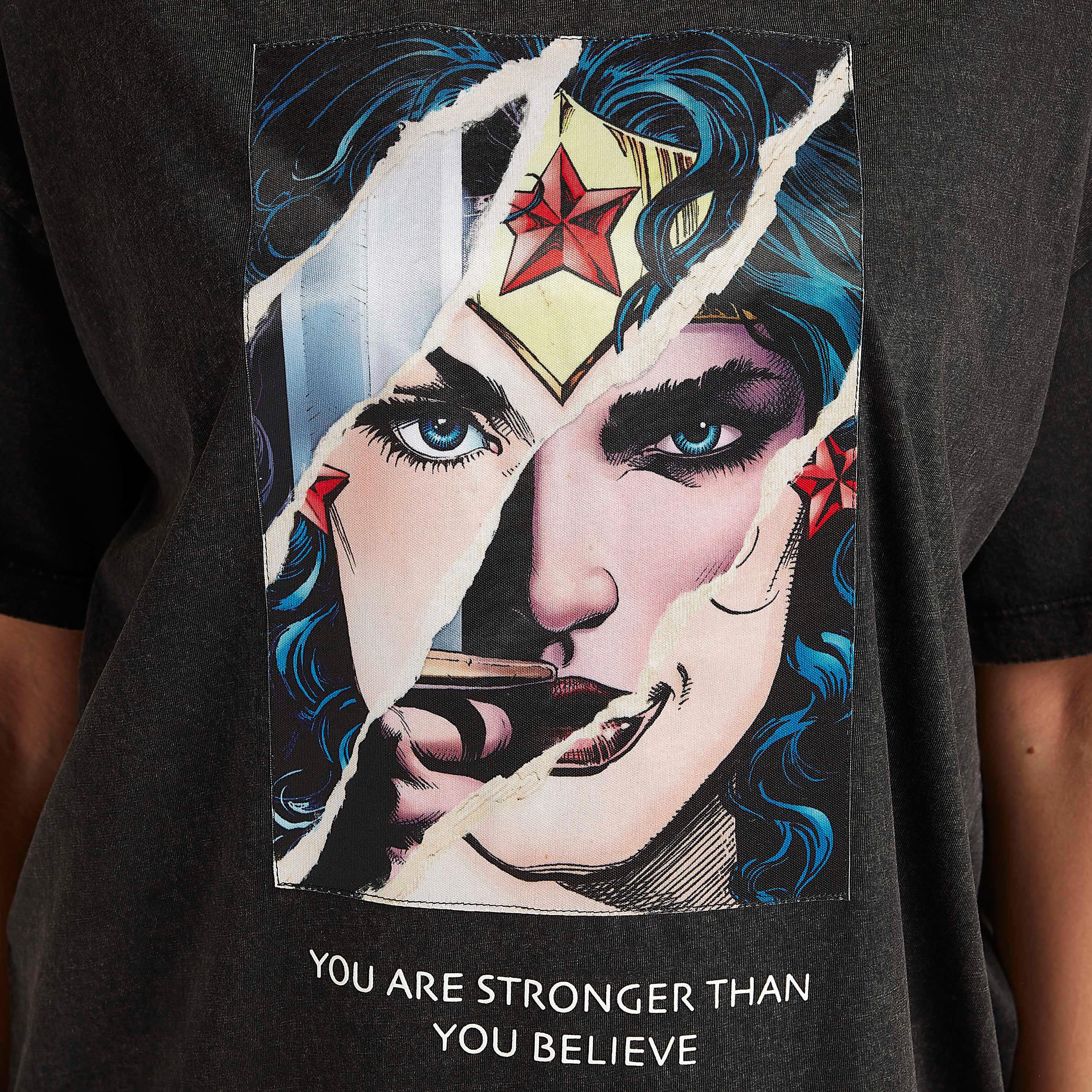 تيشيرت بياقة ضيقة وأكمام قصيرة وطبعات واندر وامن-women-clothing-tshirts-image-3