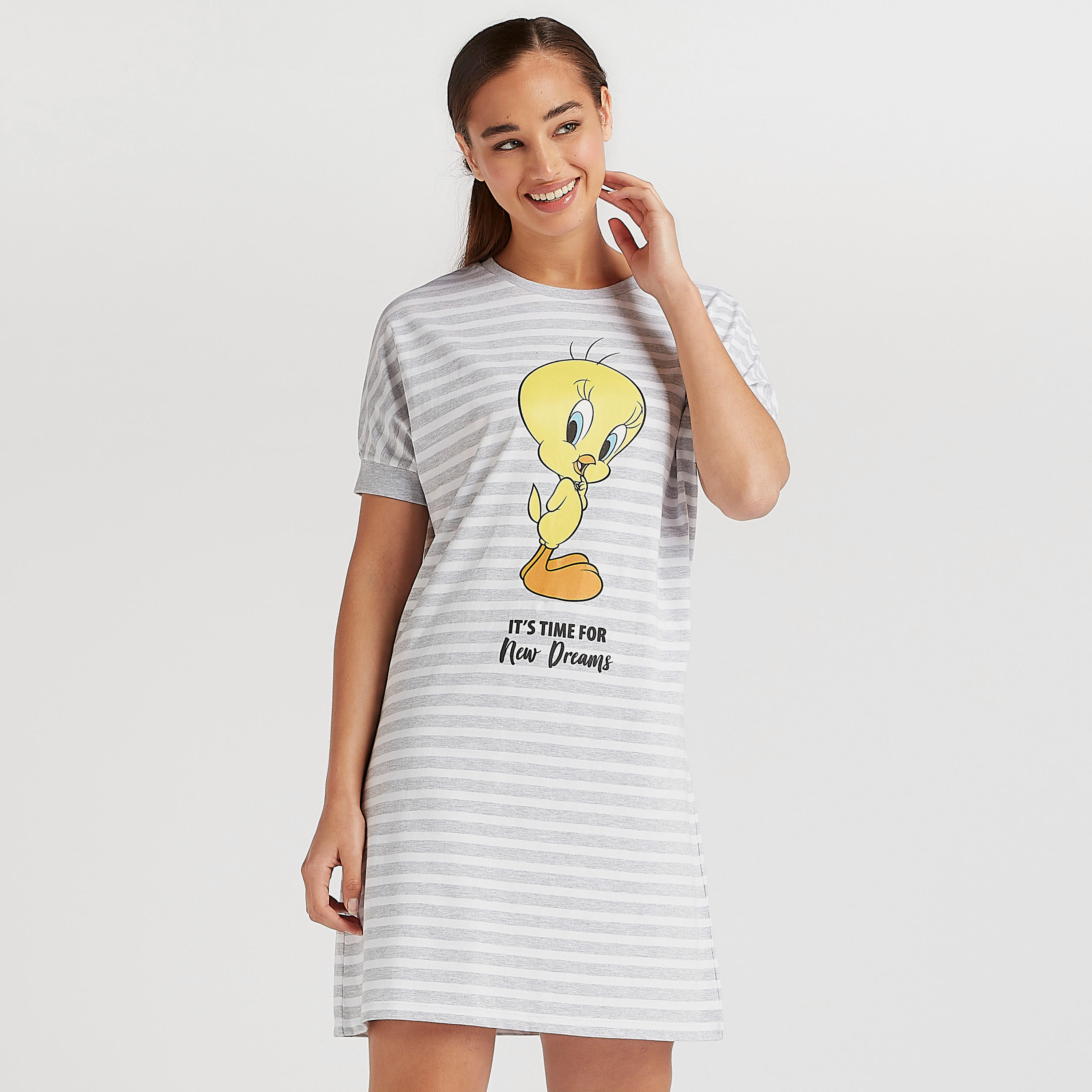 فستان تيشيرت قصير بأكمام قصيرة وطبعات تويتي-women-clothing-dresses-image-1