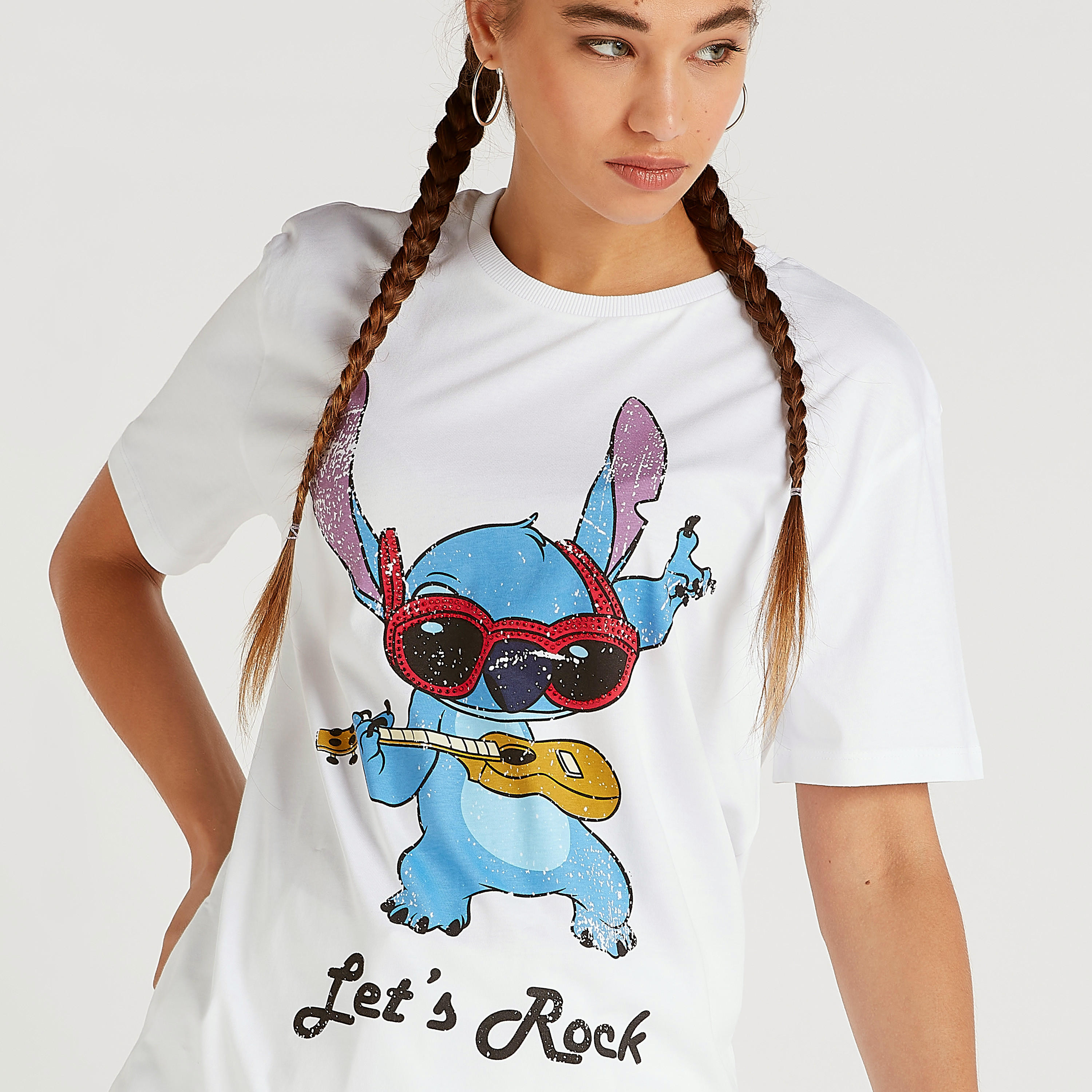 تيشيرت طويل بياقة ضيّقة وأكمام قصيرة وطبعات مغرّزة-women-clothing-tshirts-image-1