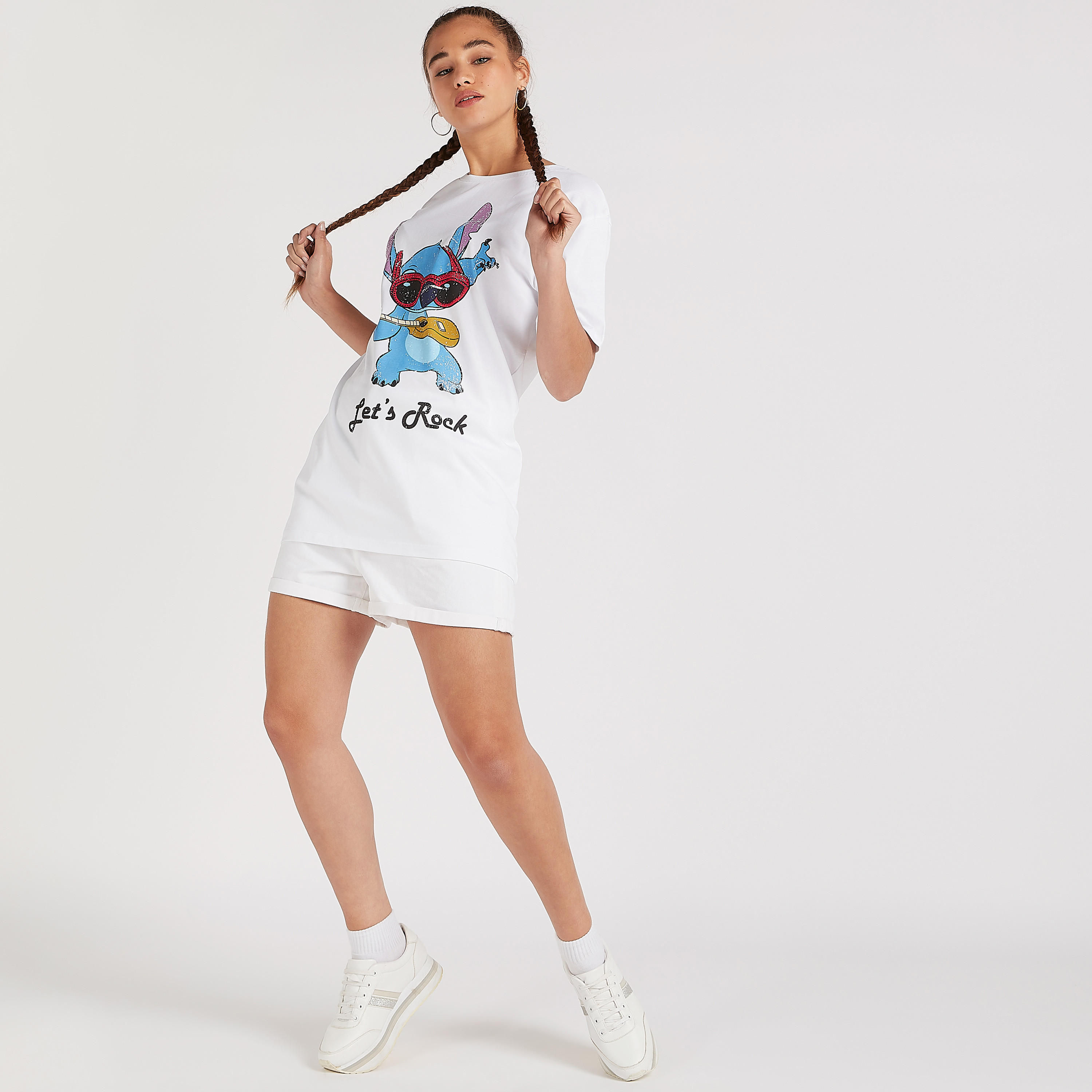 تيشيرت طويل بياقة ضيّقة وأكمام قصيرة وطبعات مغرّزة-women-clothing-tshirts-image-2