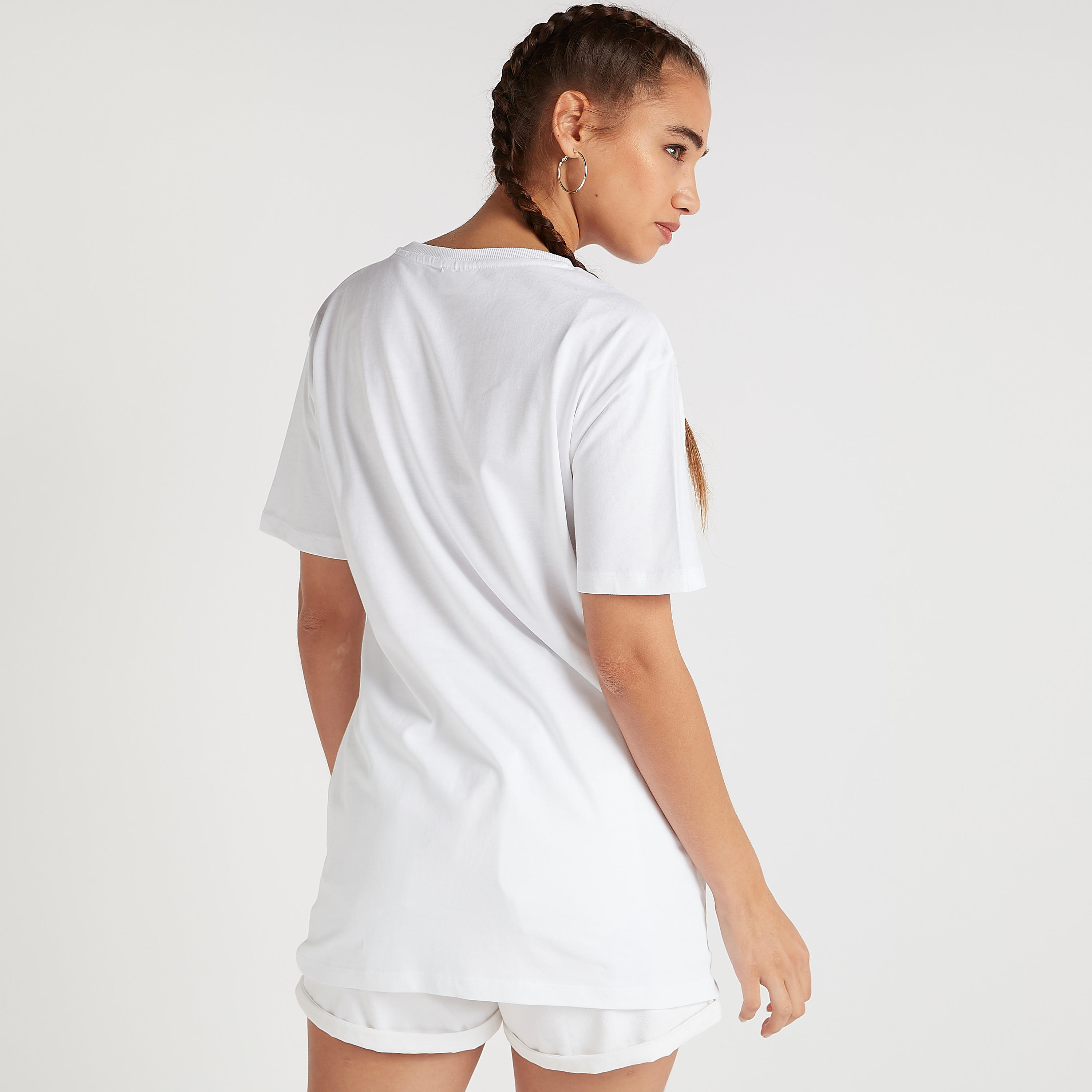 تيشيرت طويل بياقة ضيّقة وأكمام قصيرة وطبعات مغرّزة-women-clothing-tshirts-image-4