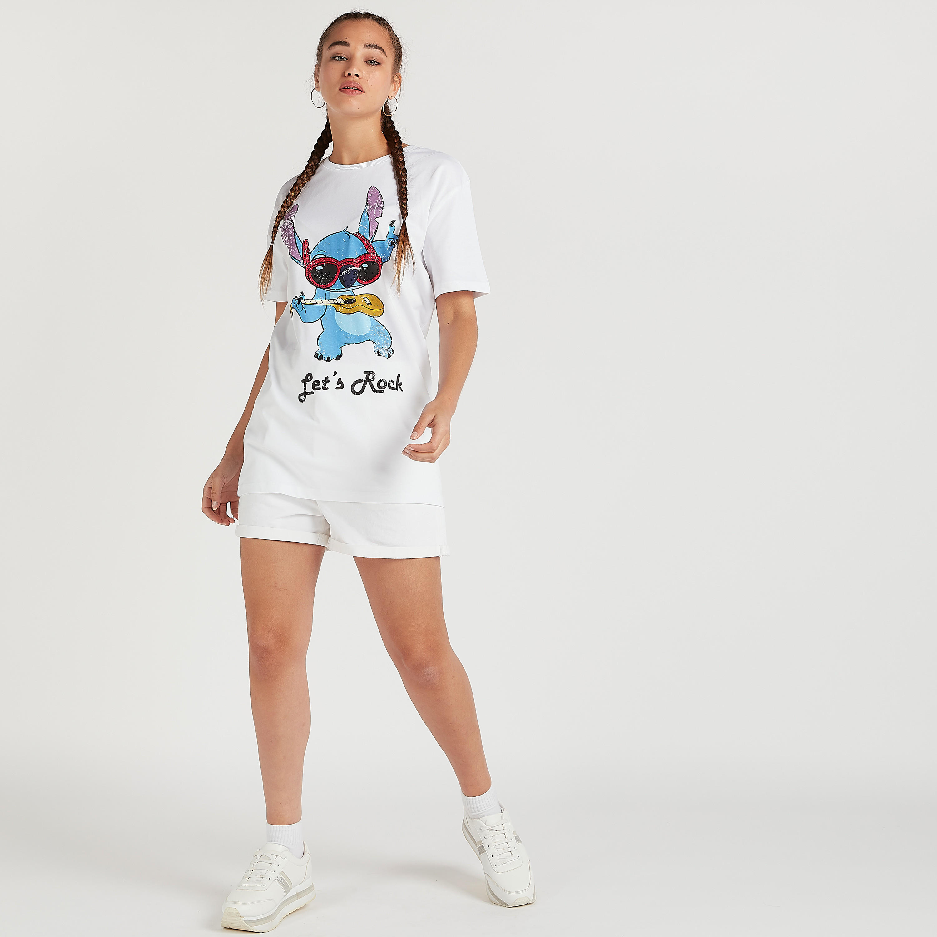 تيشيرت طويل بياقة ضيّقة وأكمام قصيرة وطبعات مغرّزة-women-clothing-tshirts-image-5