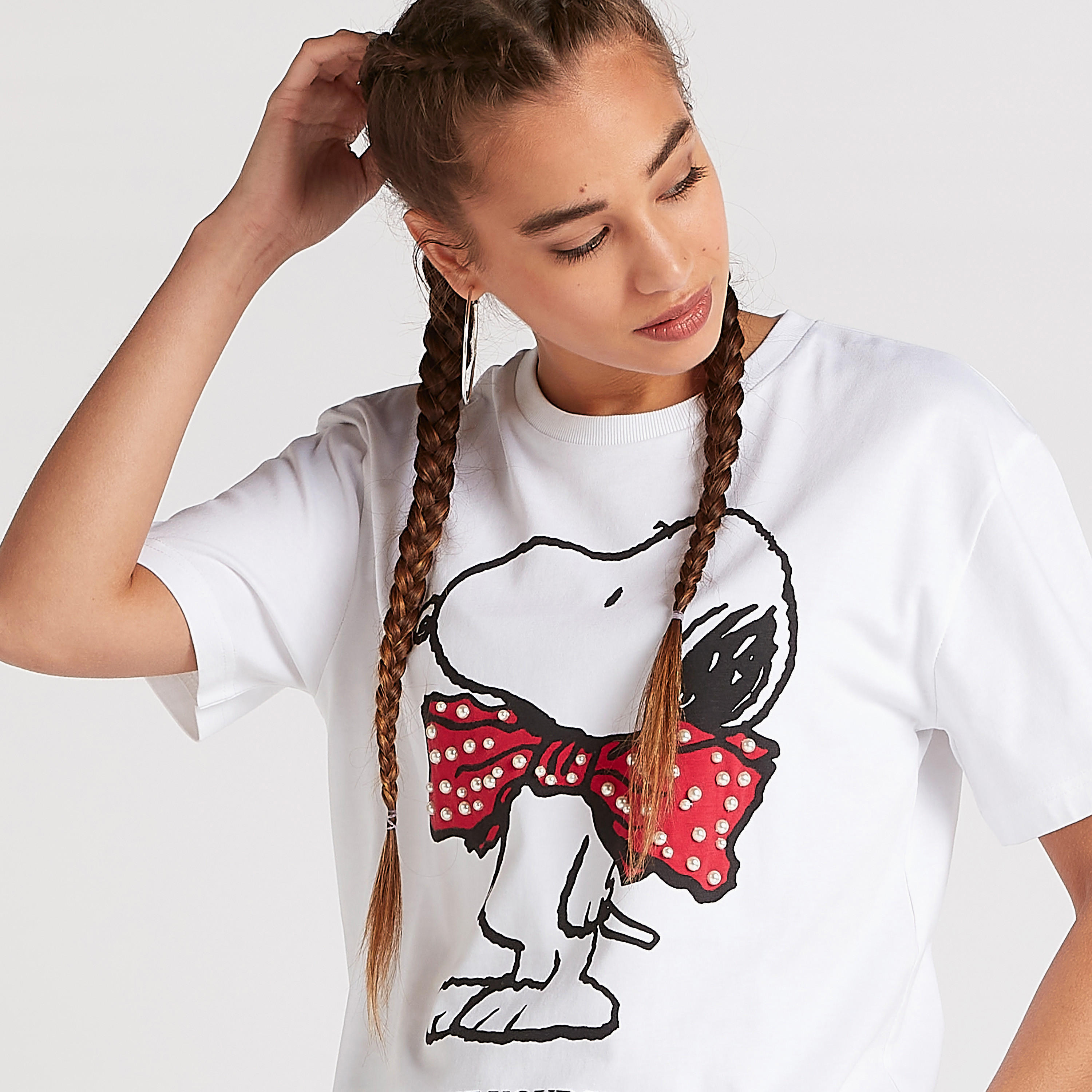 تيشيرت مستدام طويل بياقة ضيّقة وأكمام قصيرة وطبعات بينوتس-women-clothing-tshirts-image-1