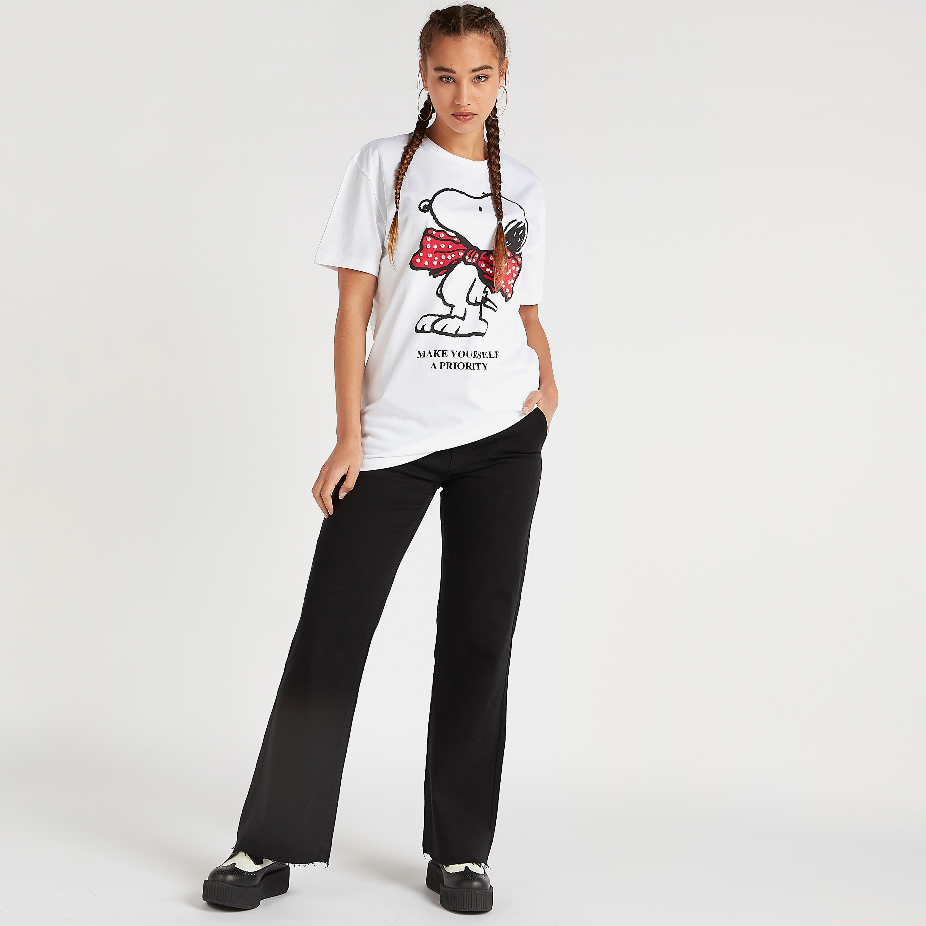 تيشيرت مستدام طويل بياقة ضيّقة وأكمام قصيرة وطبعات بينوتس-women-clothing-tshirts-image-2