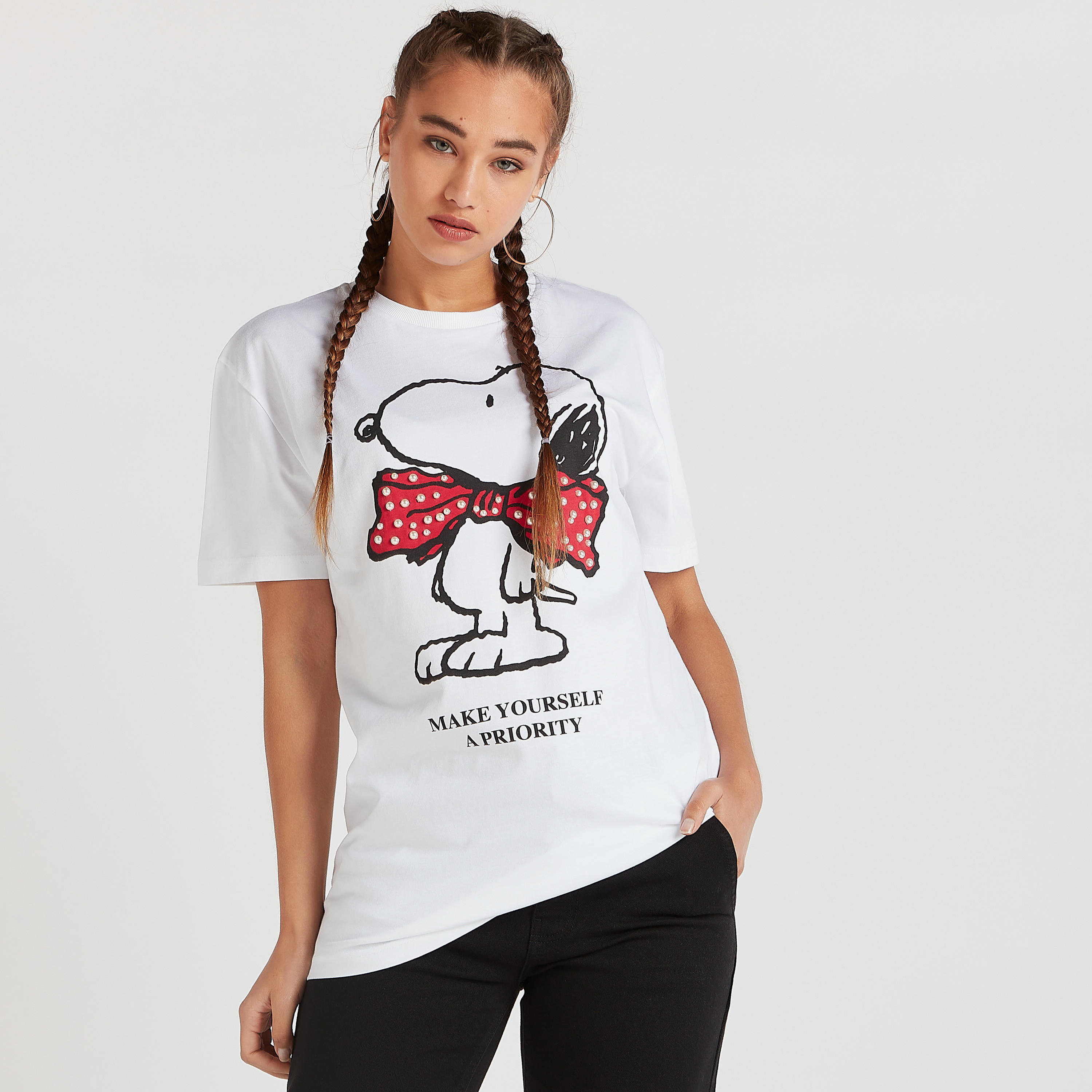 تيشيرت مستدام طويل بياقة ضيّقة وأكمام قصيرة وطبعات بينوتس-women-clothing-tshirts-image-3