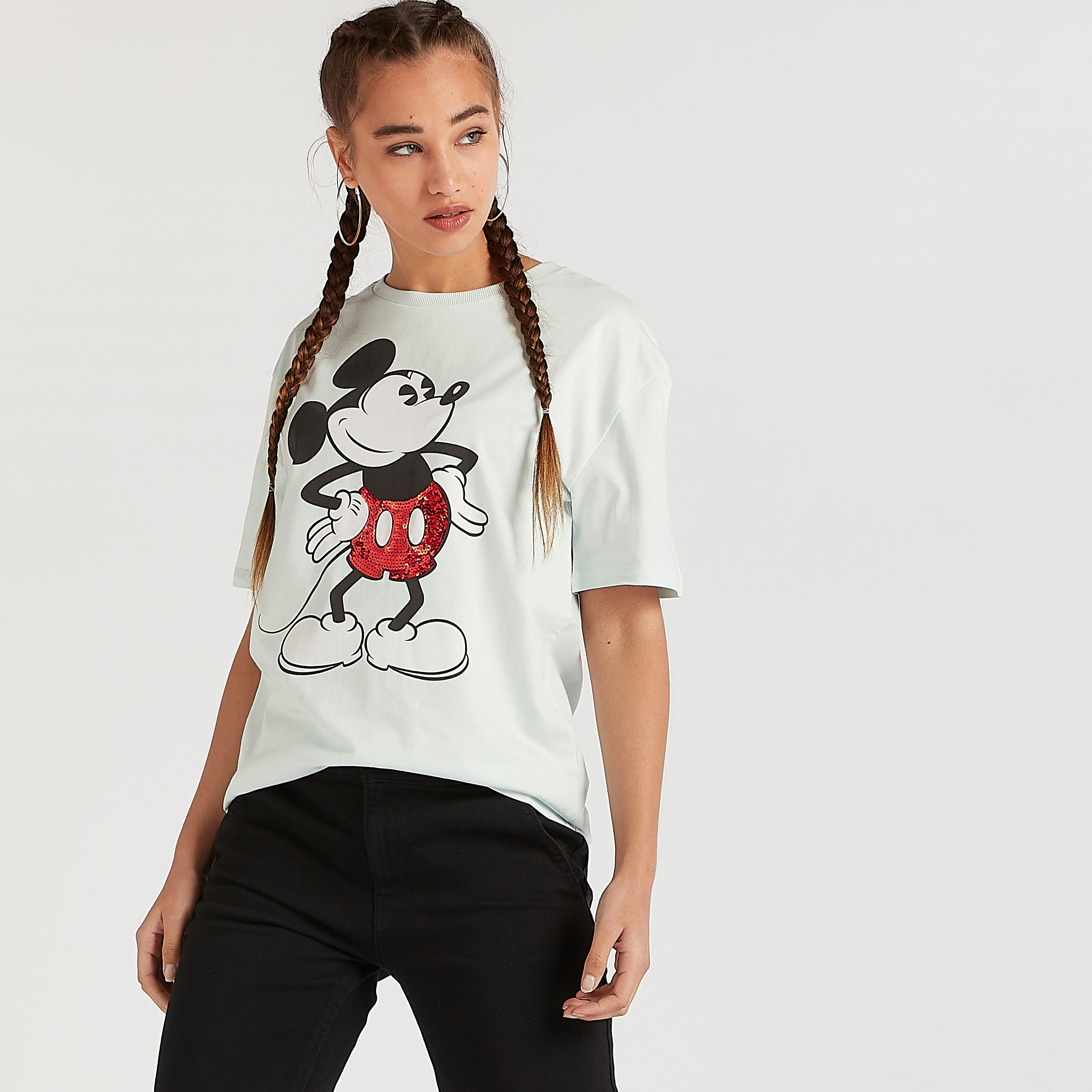 تيشيرت طويل بياقة ضيّقة وطبعات ميكي ماوس مزيّنة بالترتر-women-clothing-tshirts-image-1