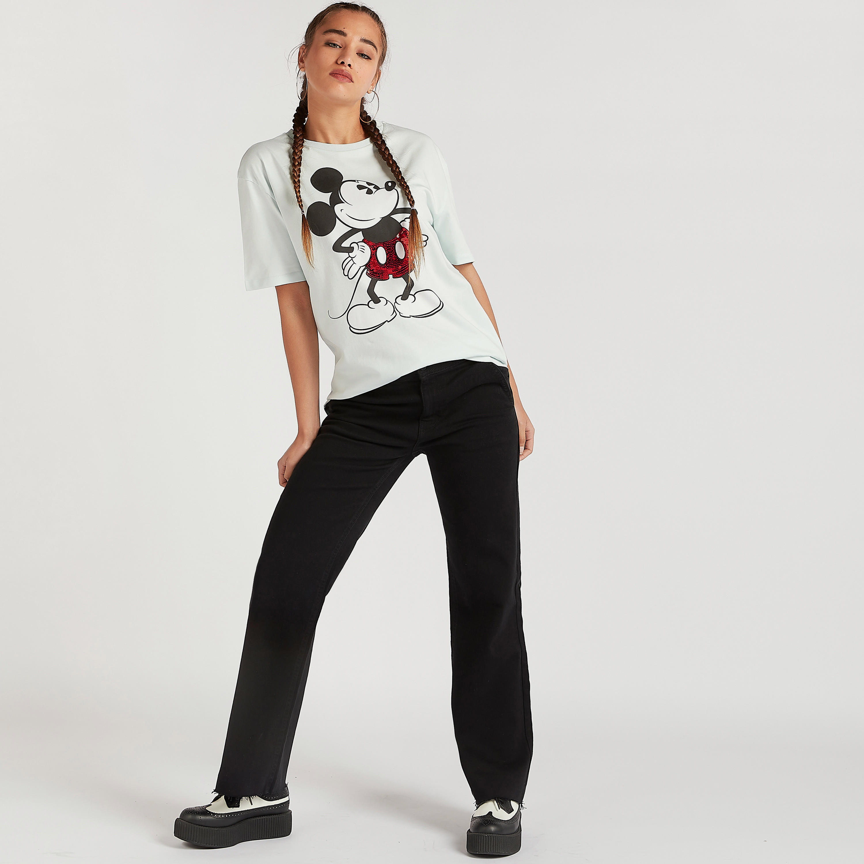 تيشيرت طويل بياقة ضيّقة وطبعات ميكي ماوس مزيّنة بالترتر-women-clothing-tshirts-image-2