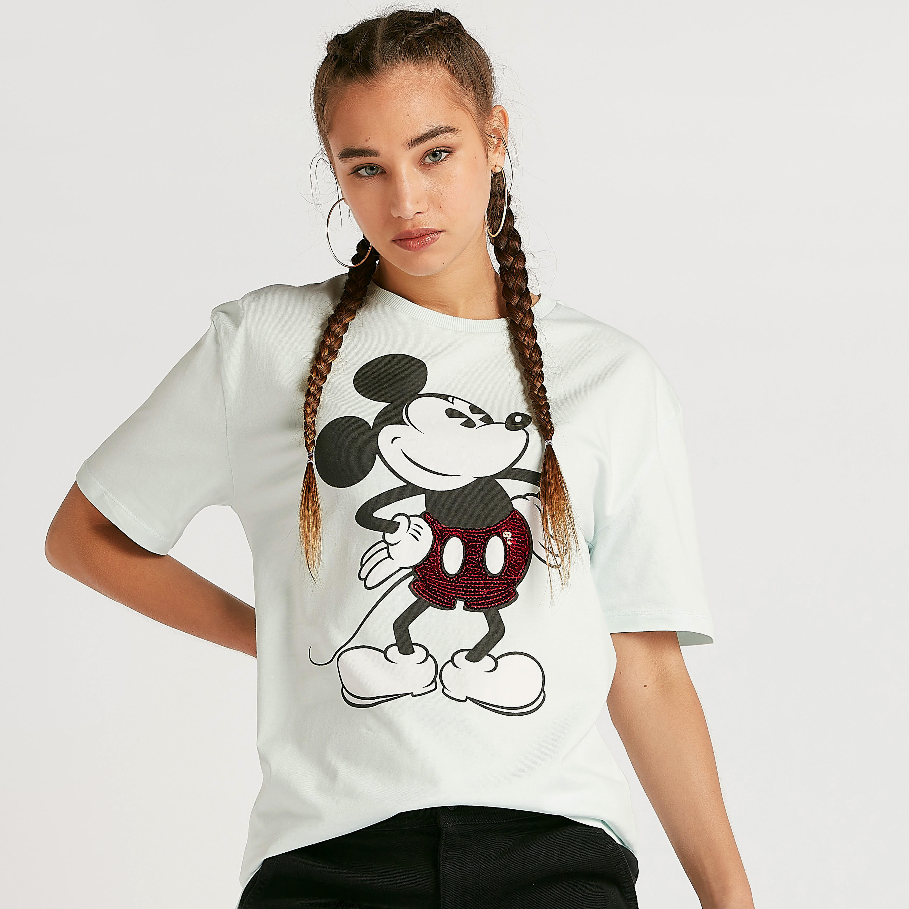 تيشيرت طويل بياقة ضيّقة وطبعات ميكي ماوس مزيّنة بالترتر-women-clothing-tshirts-image-3