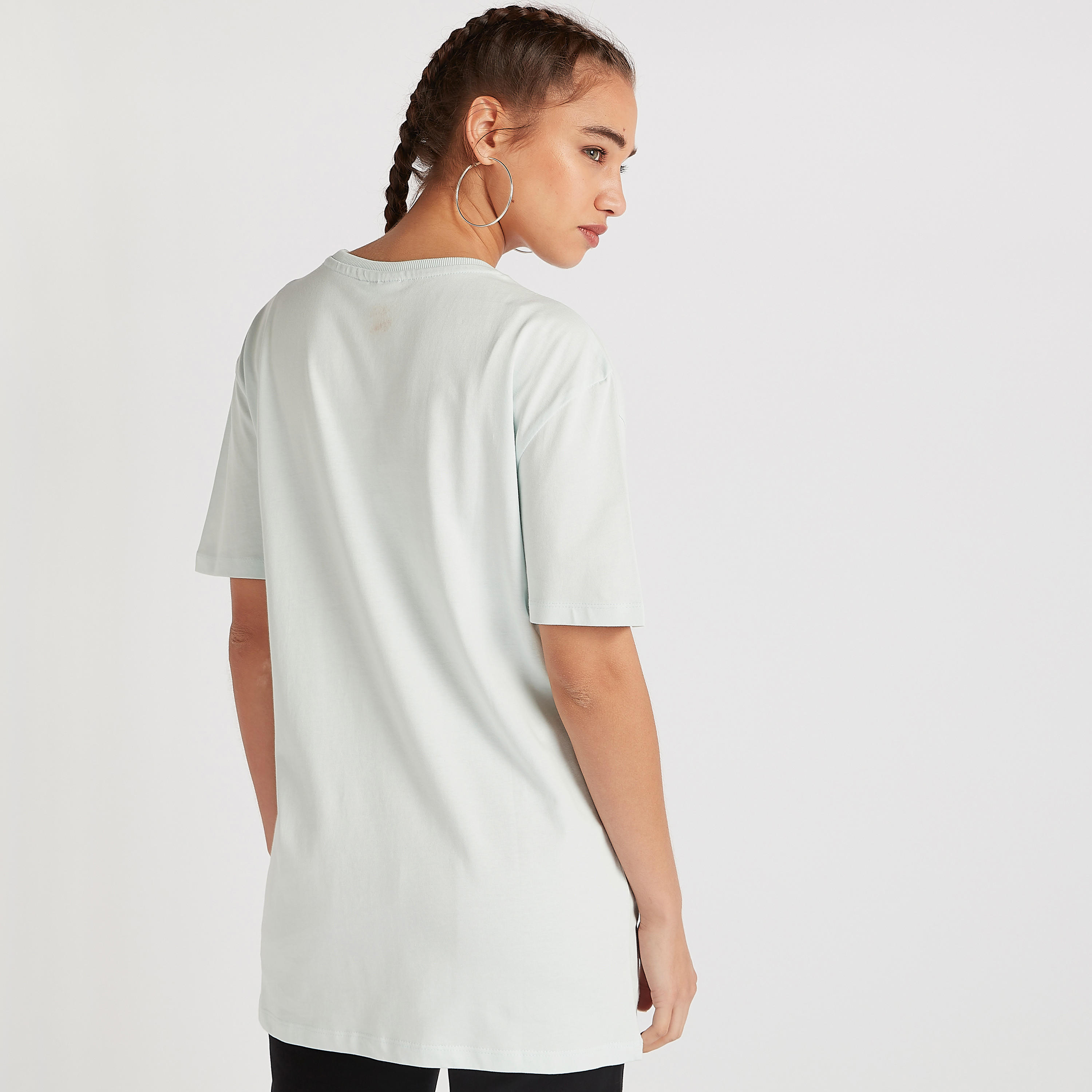 تيشيرت طويل بياقة ضيّقة وطبعات ميكي ماوس مزيّنة بالترتر-women-clothing-tshirts-image-4