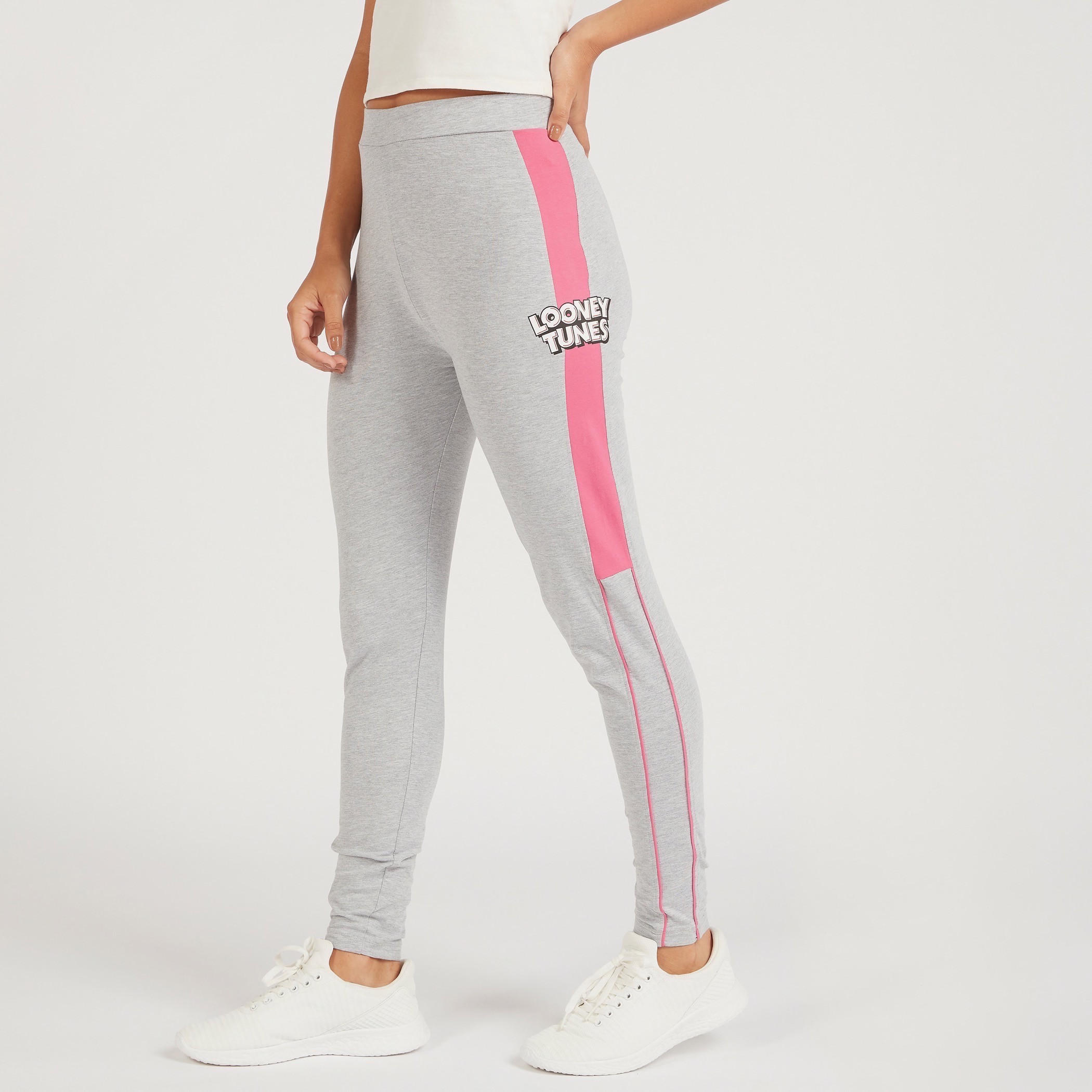 بنطلون ليقنز بخصر متوسّط الارتفاع وطبعات لوني تيونز-women-clothing-bottoms-leggings-image-5