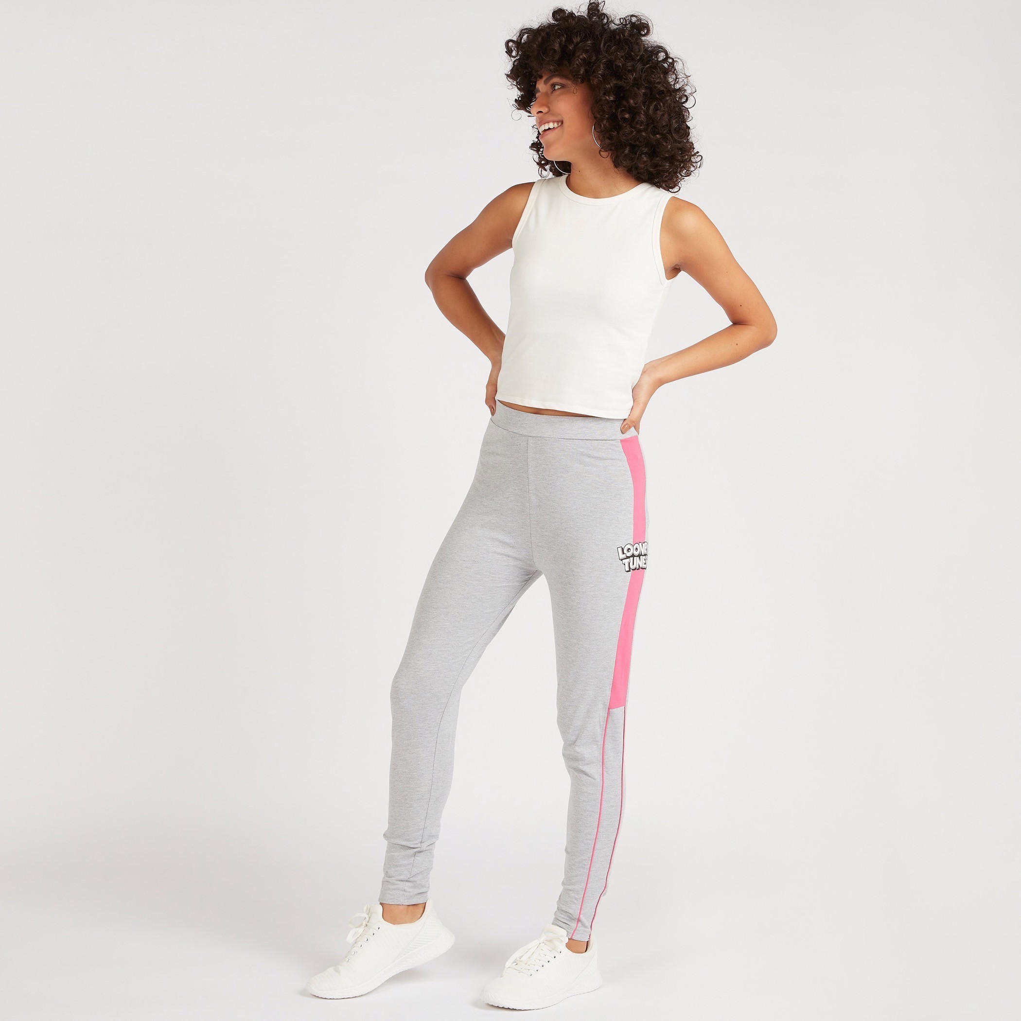بنطلون ليقنز بخصر متوسّط الارتفاع وطبعات لوني تيونز-women-clothing-bottoms-leggings-image-4