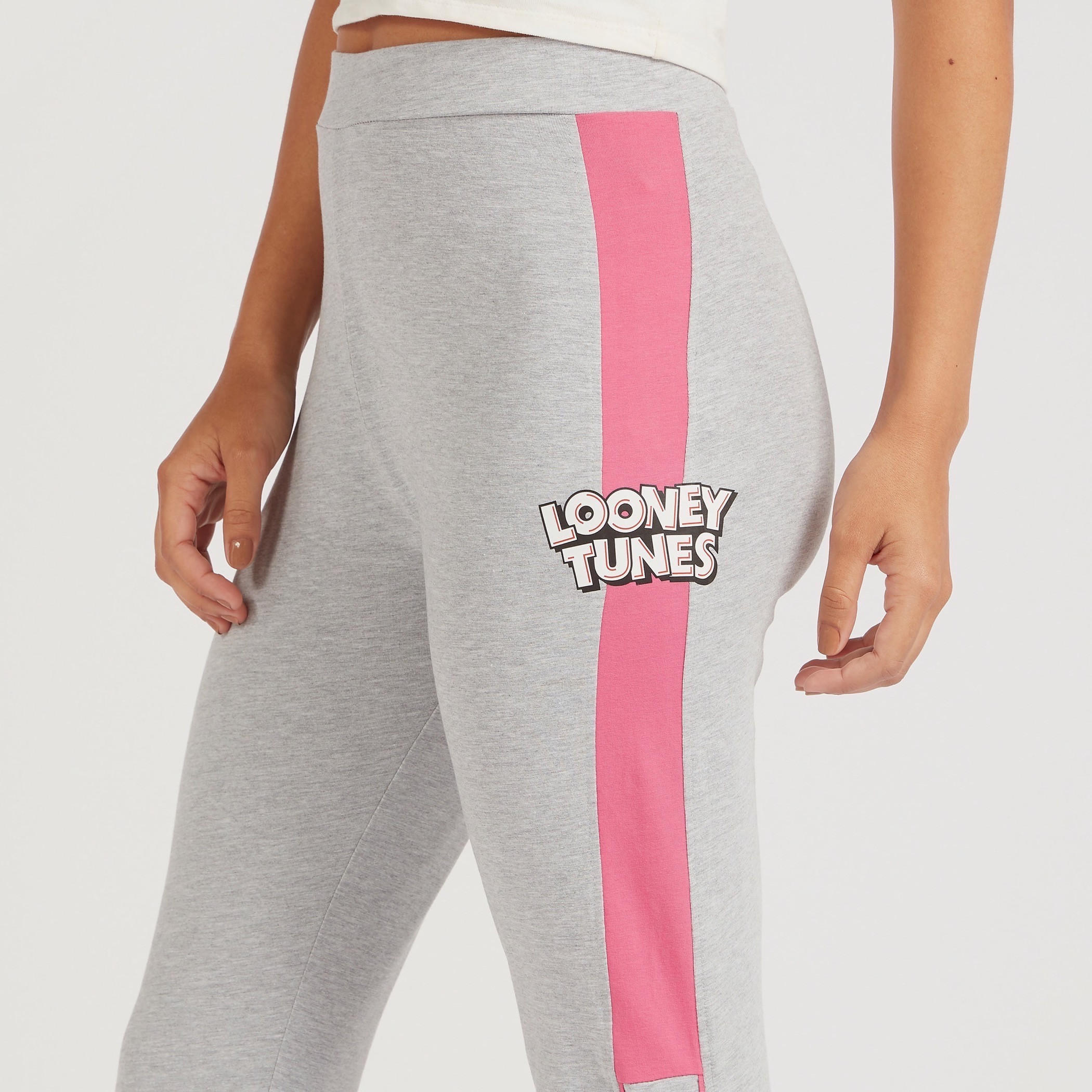 بنطلون ليقنز بخصر متوسّط الارتفاع وطبعات لوني تيونز-women-clothing-bottoms-leggings-image-3