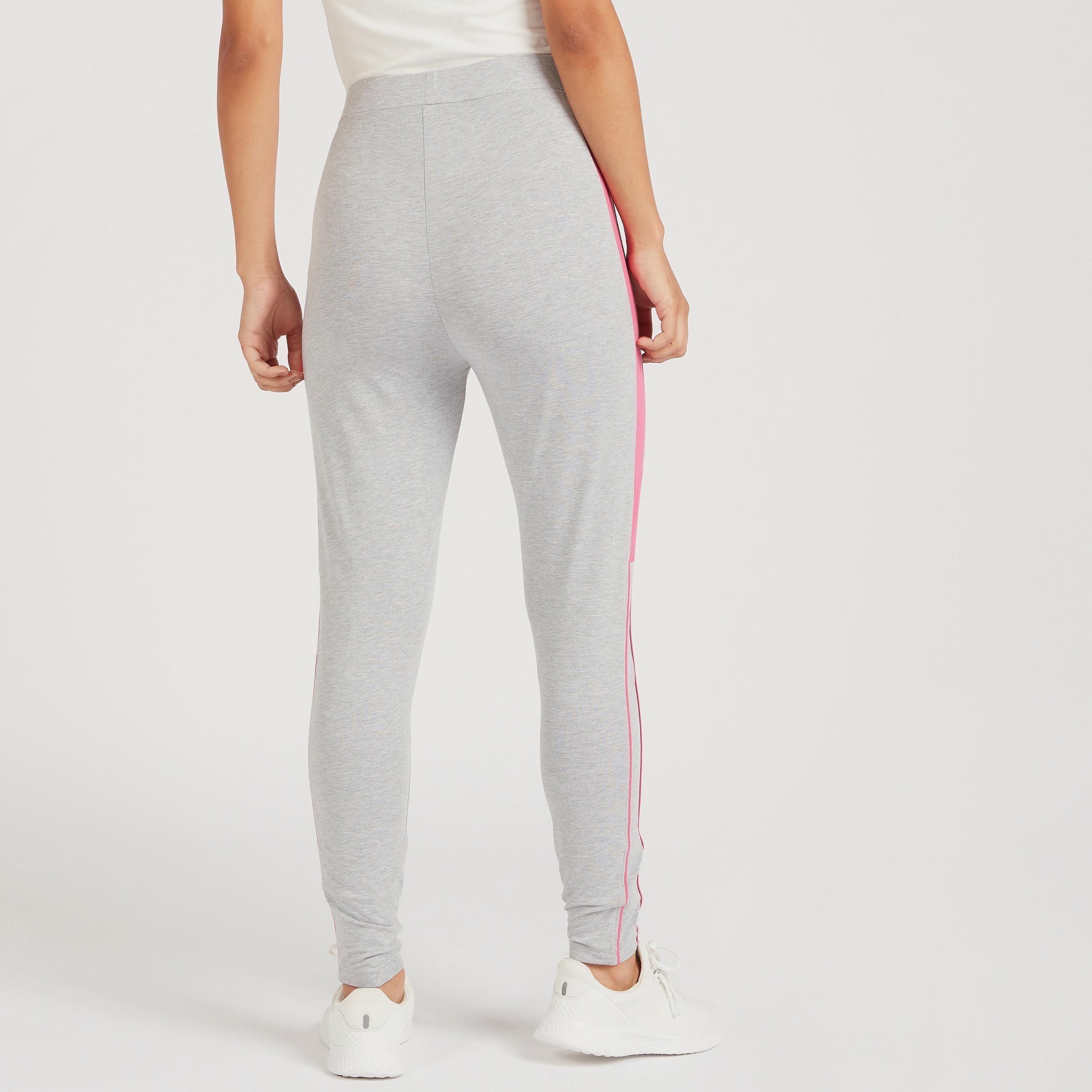 بنطلون ليقنز بخصر متوسّط الارتفاع وطبعات لوني تيونز-women-clothing-bottoms-leggings-image-2
