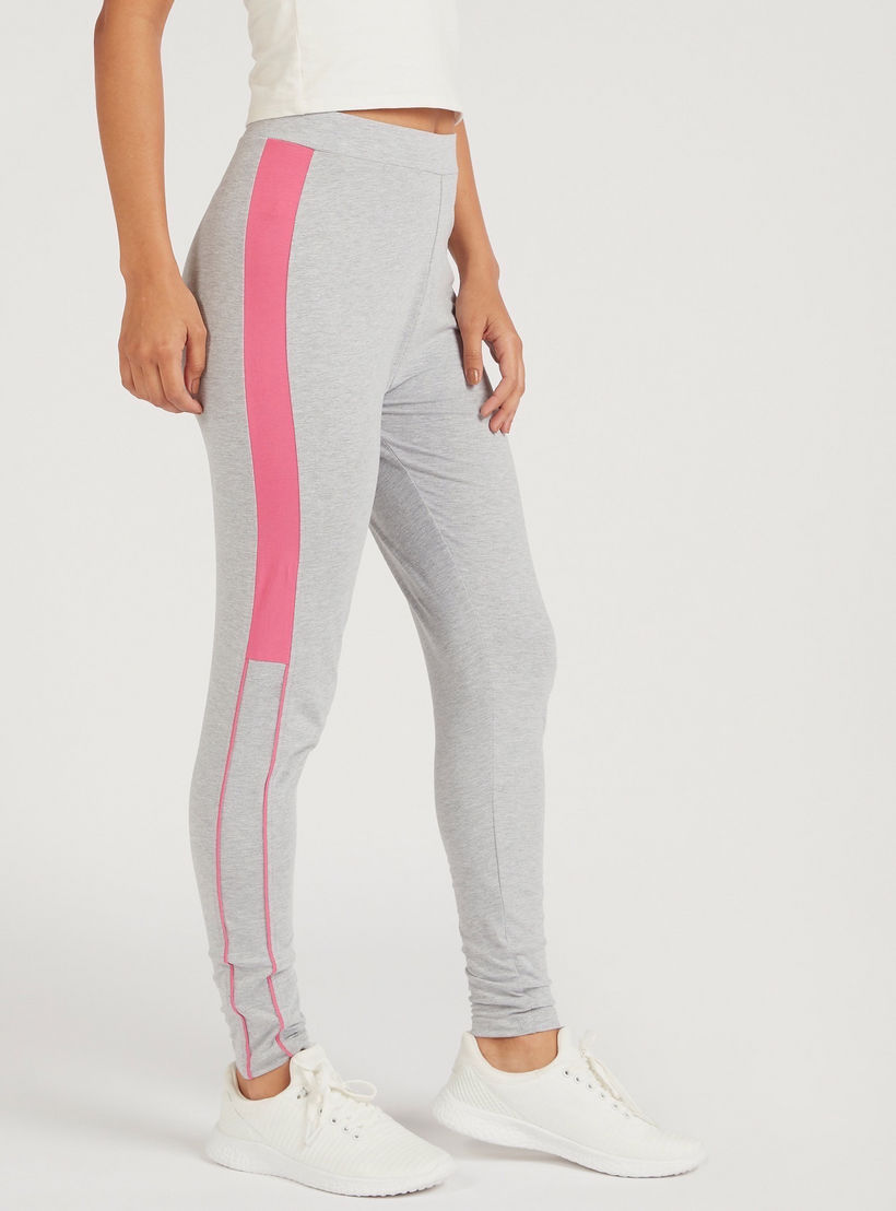 بنطلون ليقنز بخصر متوسّط الارتفاع وطبعات لوني تيونز-women-clothing-bottoms-leggings-image-1