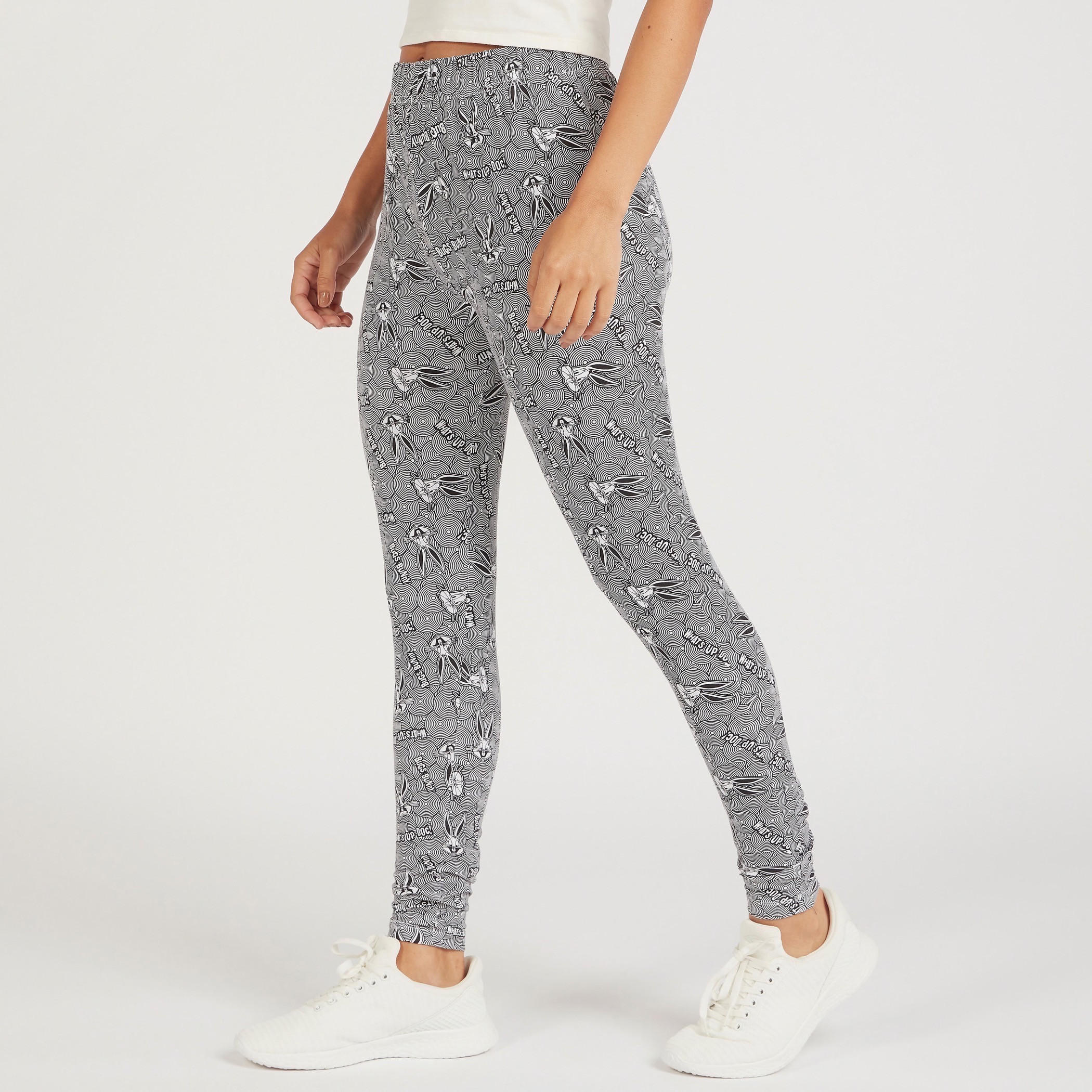بنطلون ليقنز بخصر مطّاطي متوسّط الارتفاع وطبعات باجز باني-women-clothing-bottoms-leggings-image-1