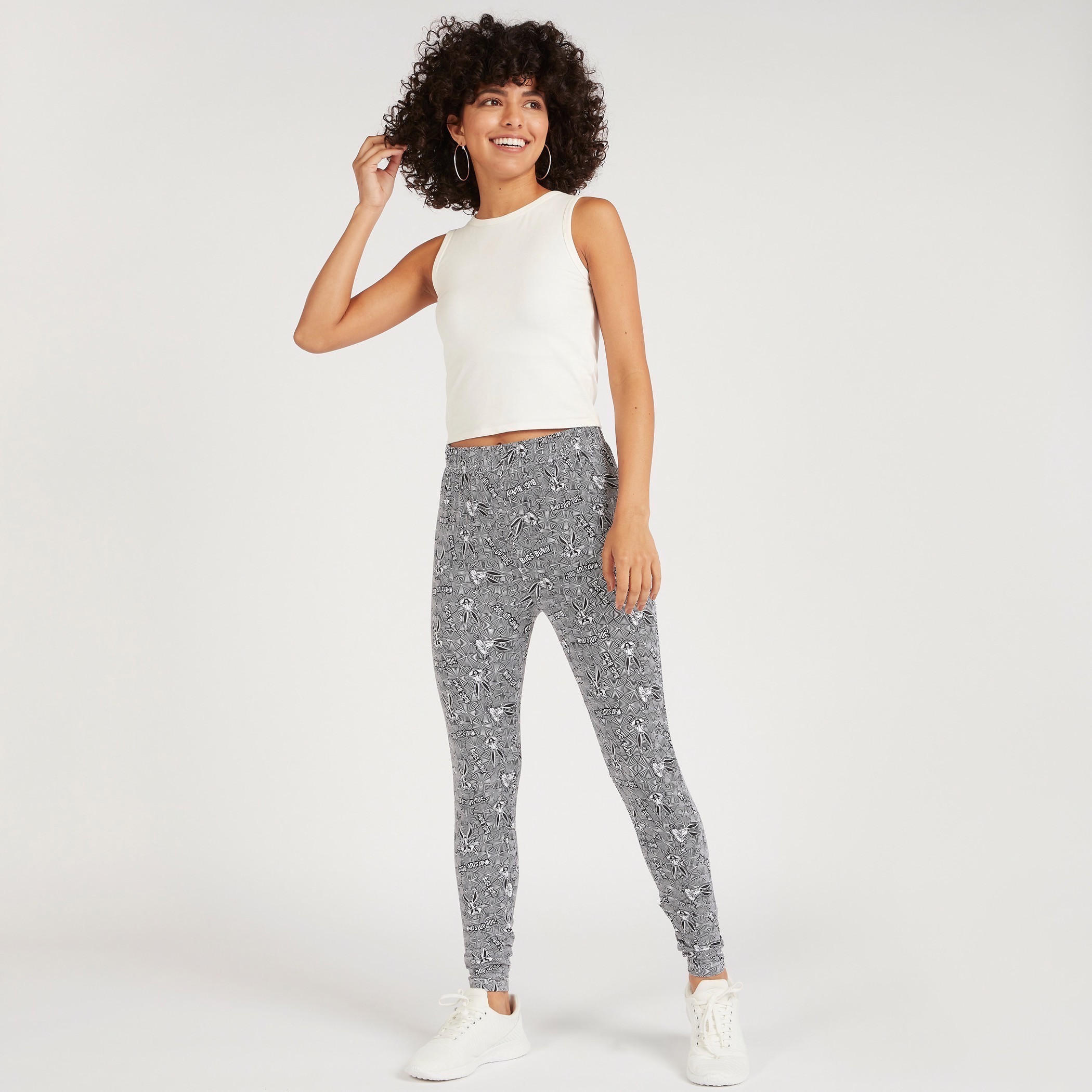 بنطلون ليقنز بخصر مطّاطي متوسّط الارتفاع وطبعات باجز باني-women-clothing-bottoms-leggings-image-2