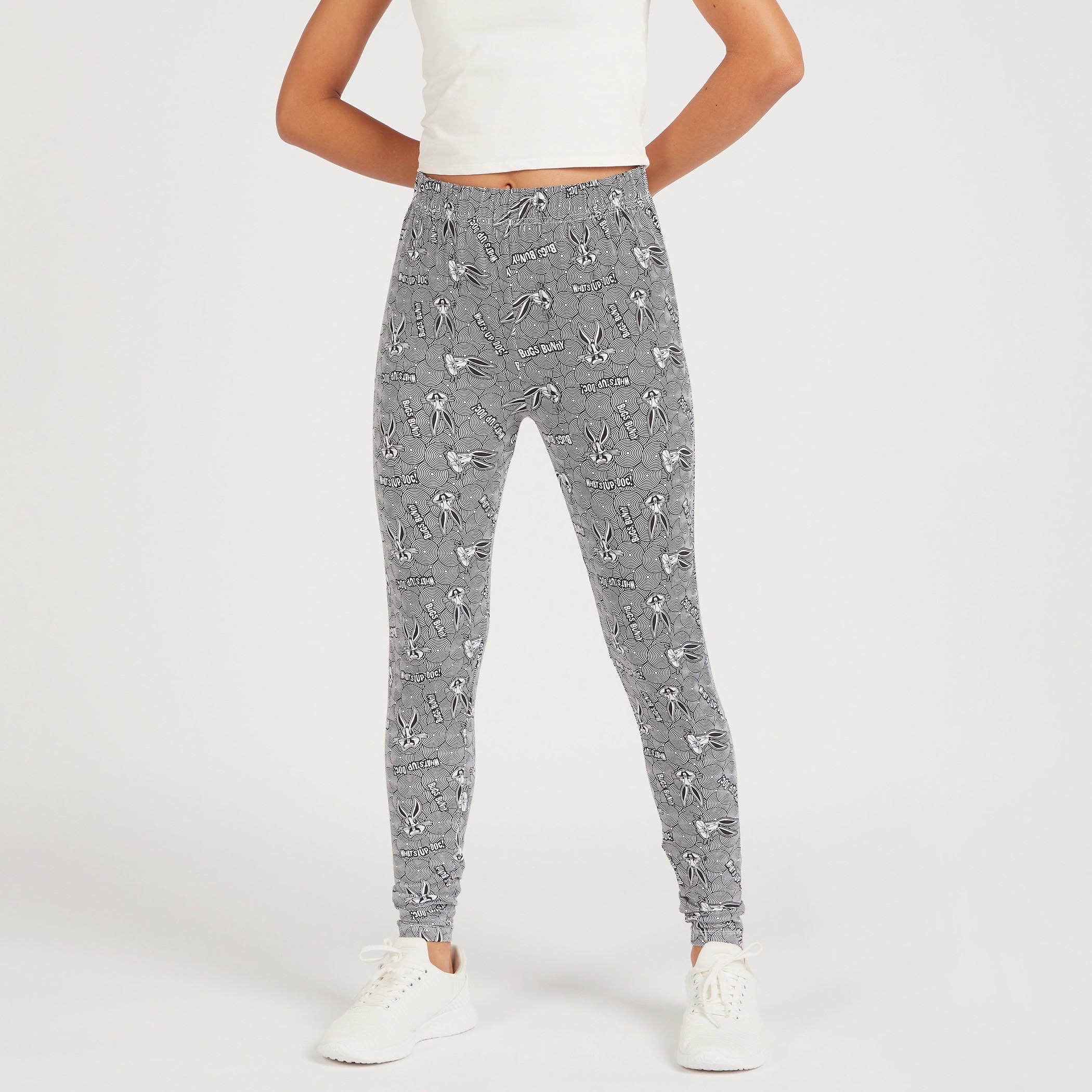 بنطلون ليقنز بخصر مطّاطي متوسّط الارتفاع وطبعات باجز باني-women-clothing-bottoms-leggings-image-3