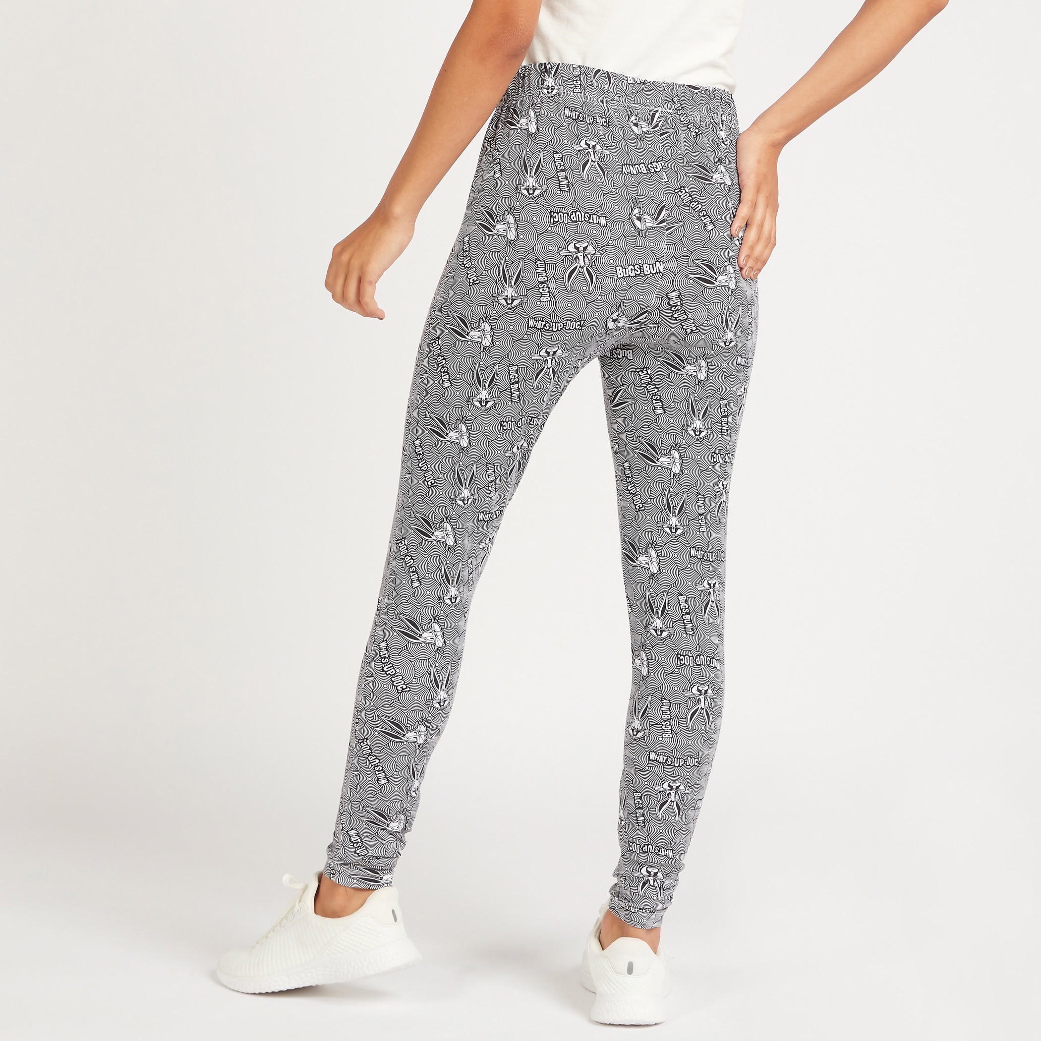 بنطلون ليقنز بخصر مطّاطي متوسّط الارتفاع وطبعات باجز باني-women-clothing-bottoms-leggings-image-4