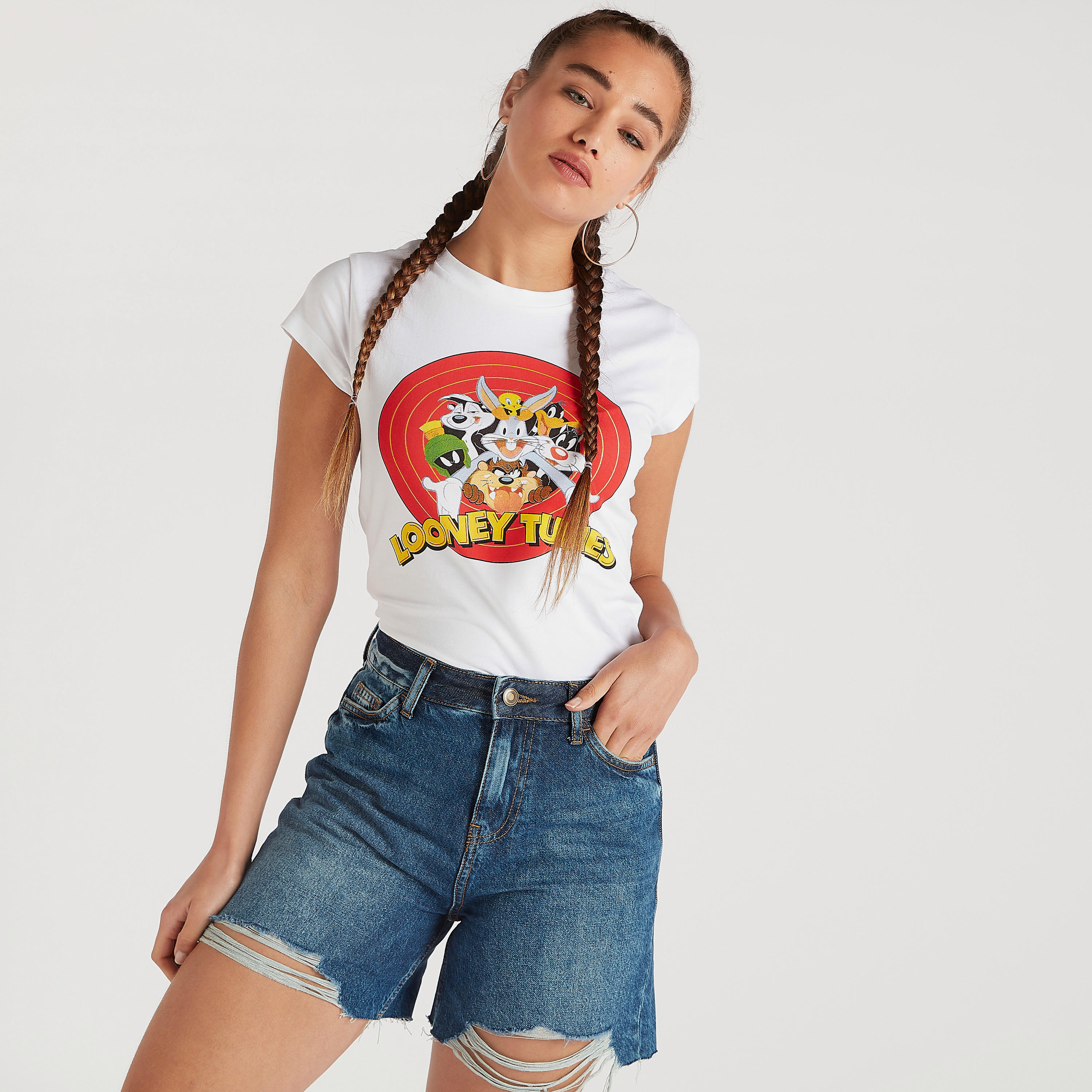 تيشيرت بياقة ضيقة وأكمام كاب وطبعات لوني تيونز-women-clothing-tshirts-image-1