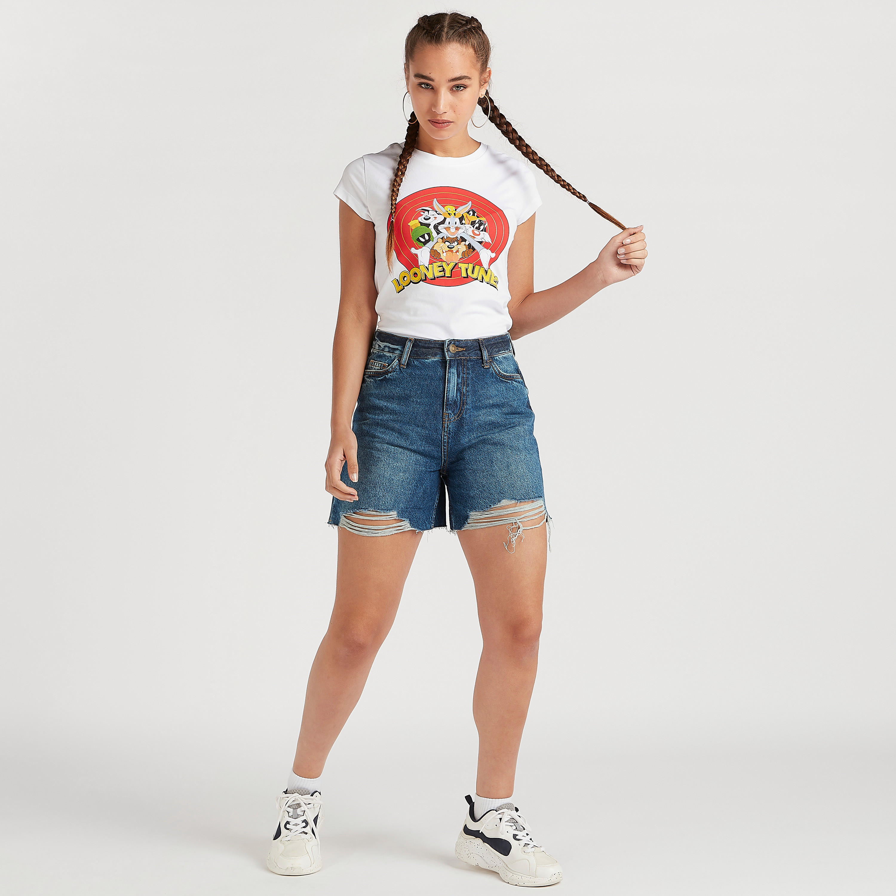 تيشيرت بياقة ضيقة وأكمام كاب وطبعات لوني تيونز-women-clothing-tshirts-image-2