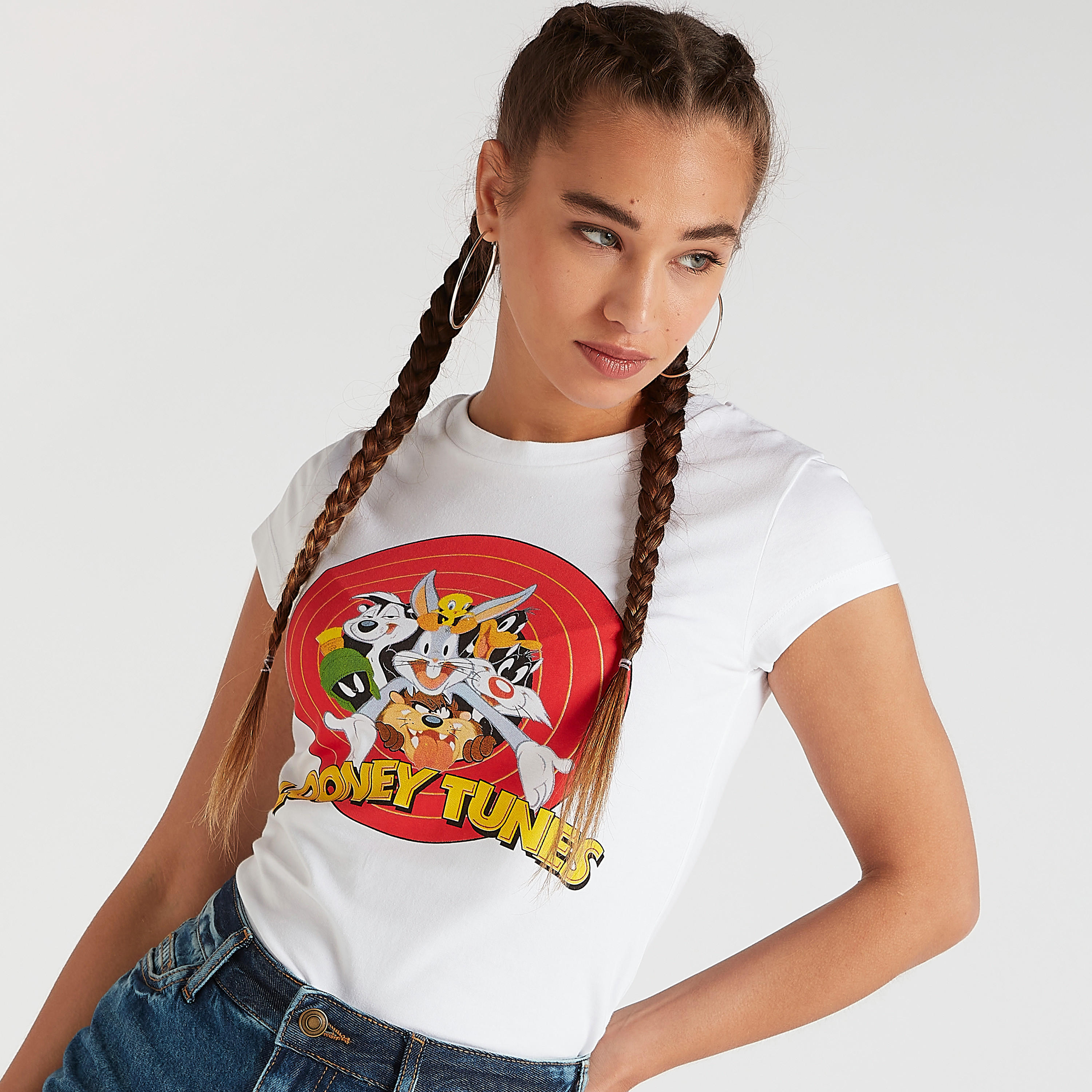 تيشيرت بياقة ضيقة وأكمام كاب وطبعات لوني تيونز-women-clothing-tshirts-image-3