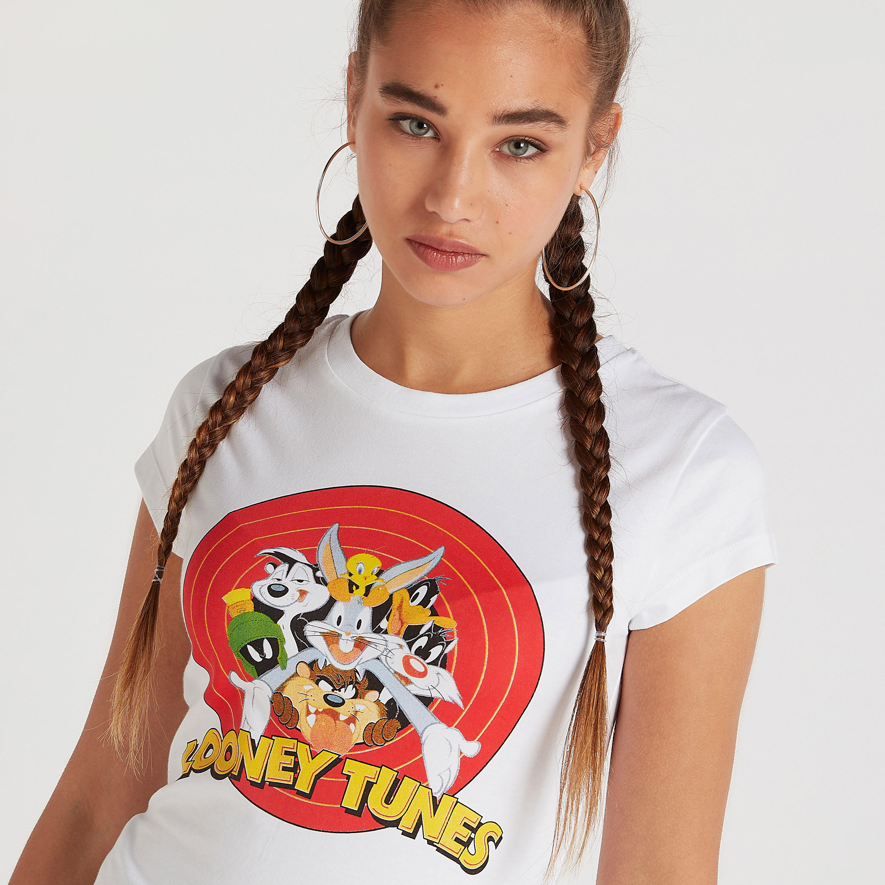 تيشيرت بياقة ضيقة وأكمام كاب وطبعات لوني تيونز-women-clothing-tshirts-image-5